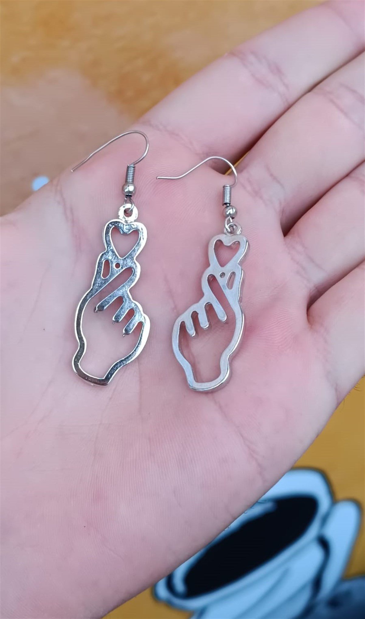 Touz Heart On Hand Çift Küpe