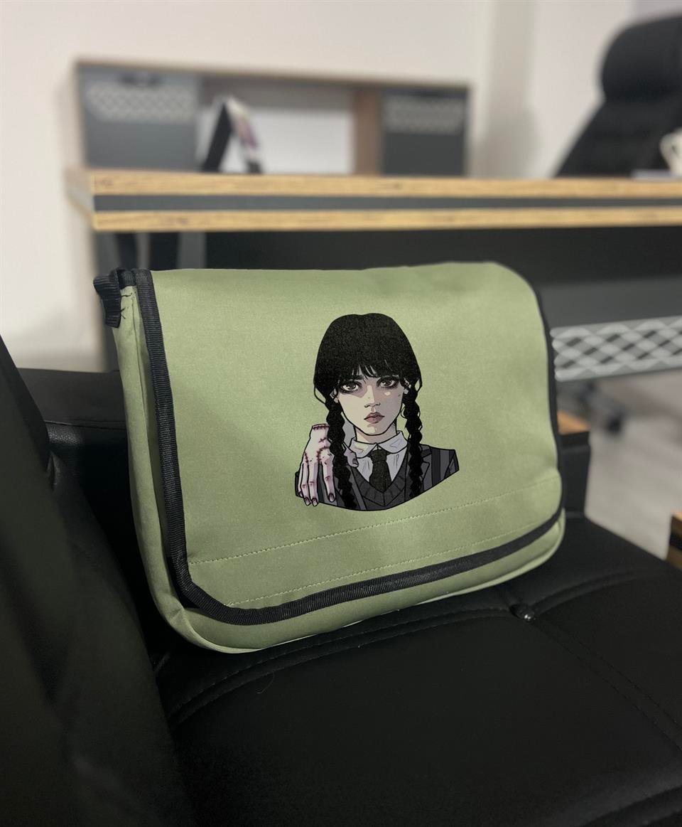 Wednesday Baskılı Unisex Yeşil Postacı Çantası