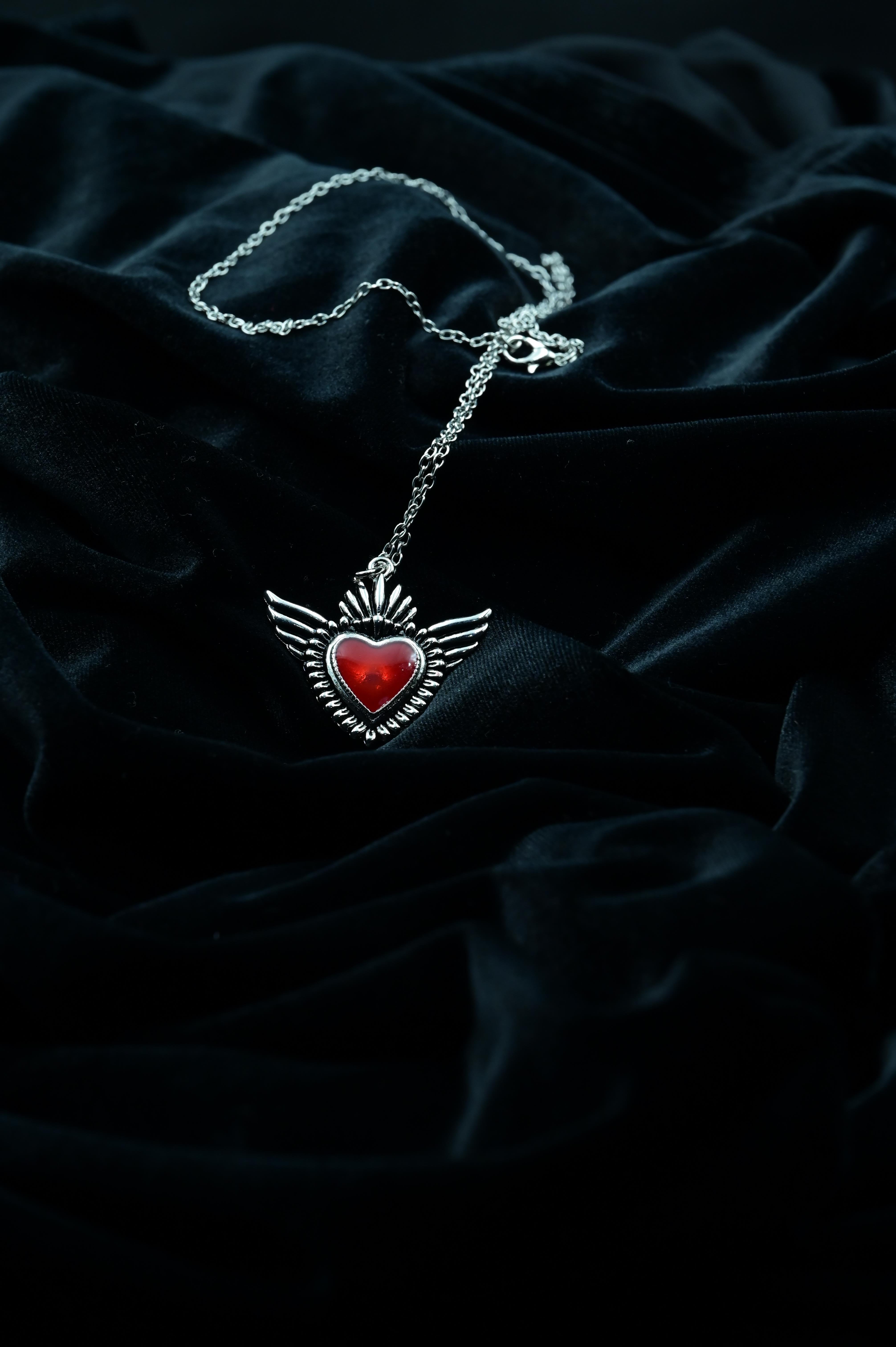 Winged Queen Heart Unisex Kolye