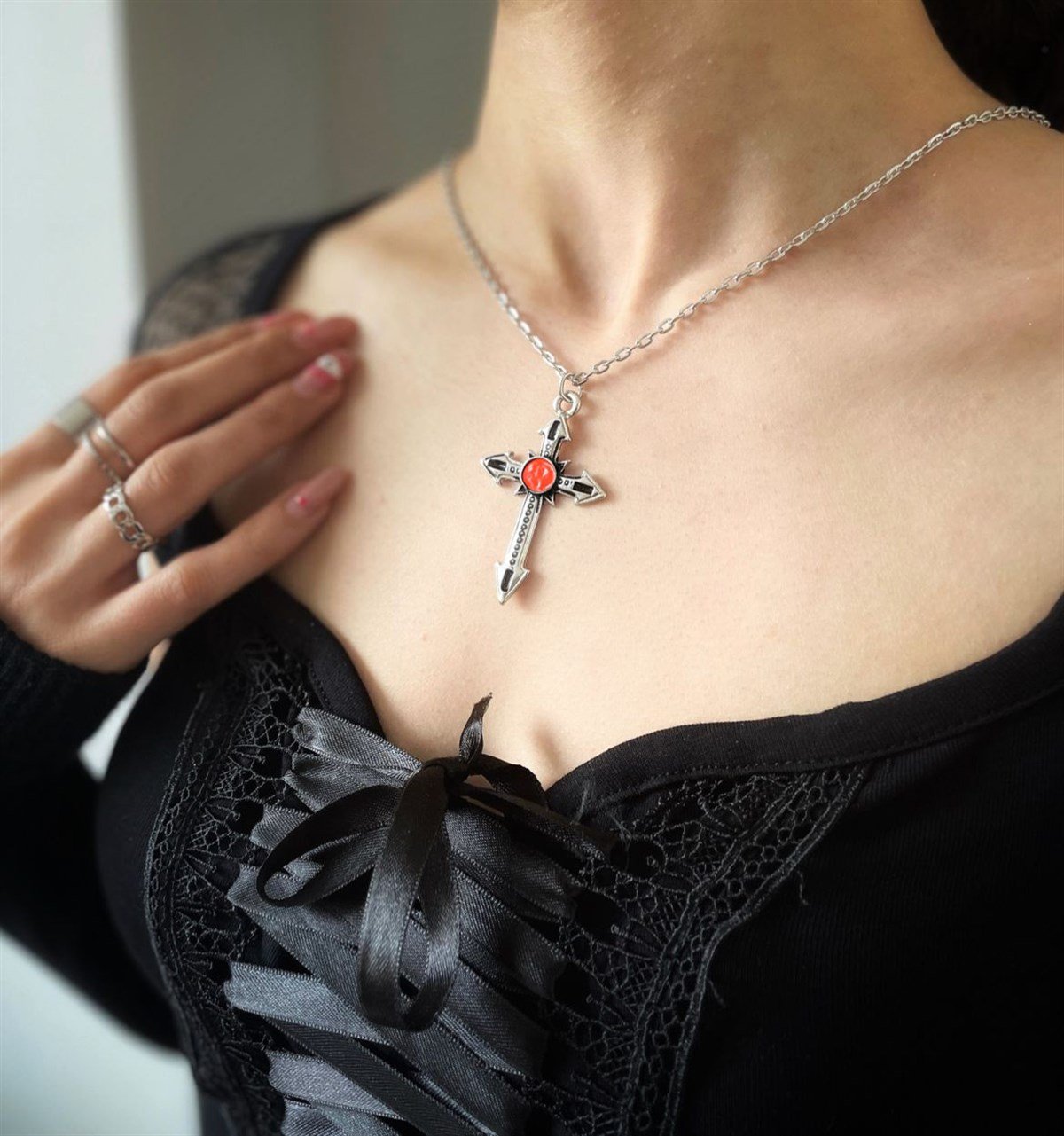 Zincirli Cross With Compass Red Kolye