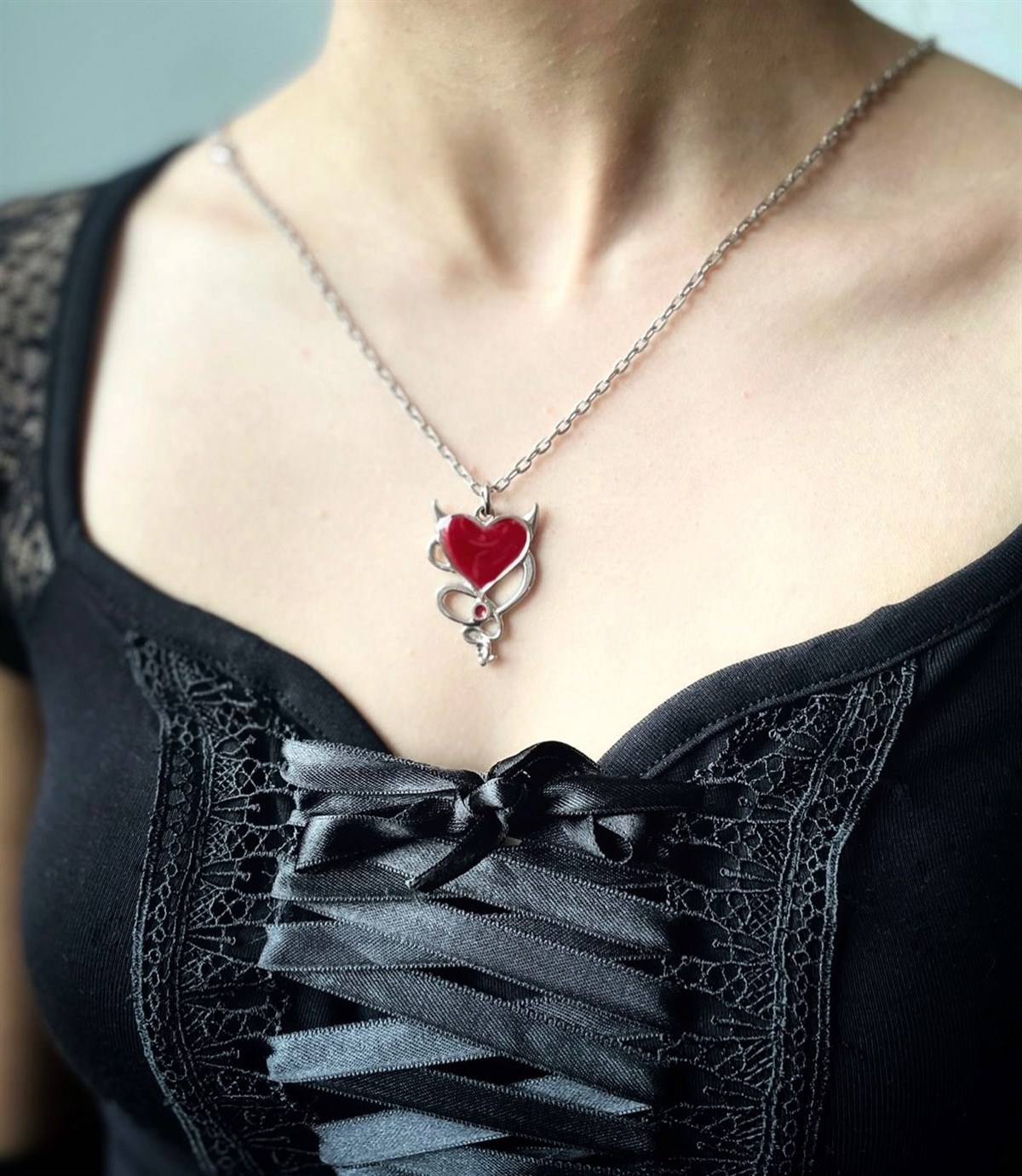 Zincirli Devil Heart Kırmızı Kolye