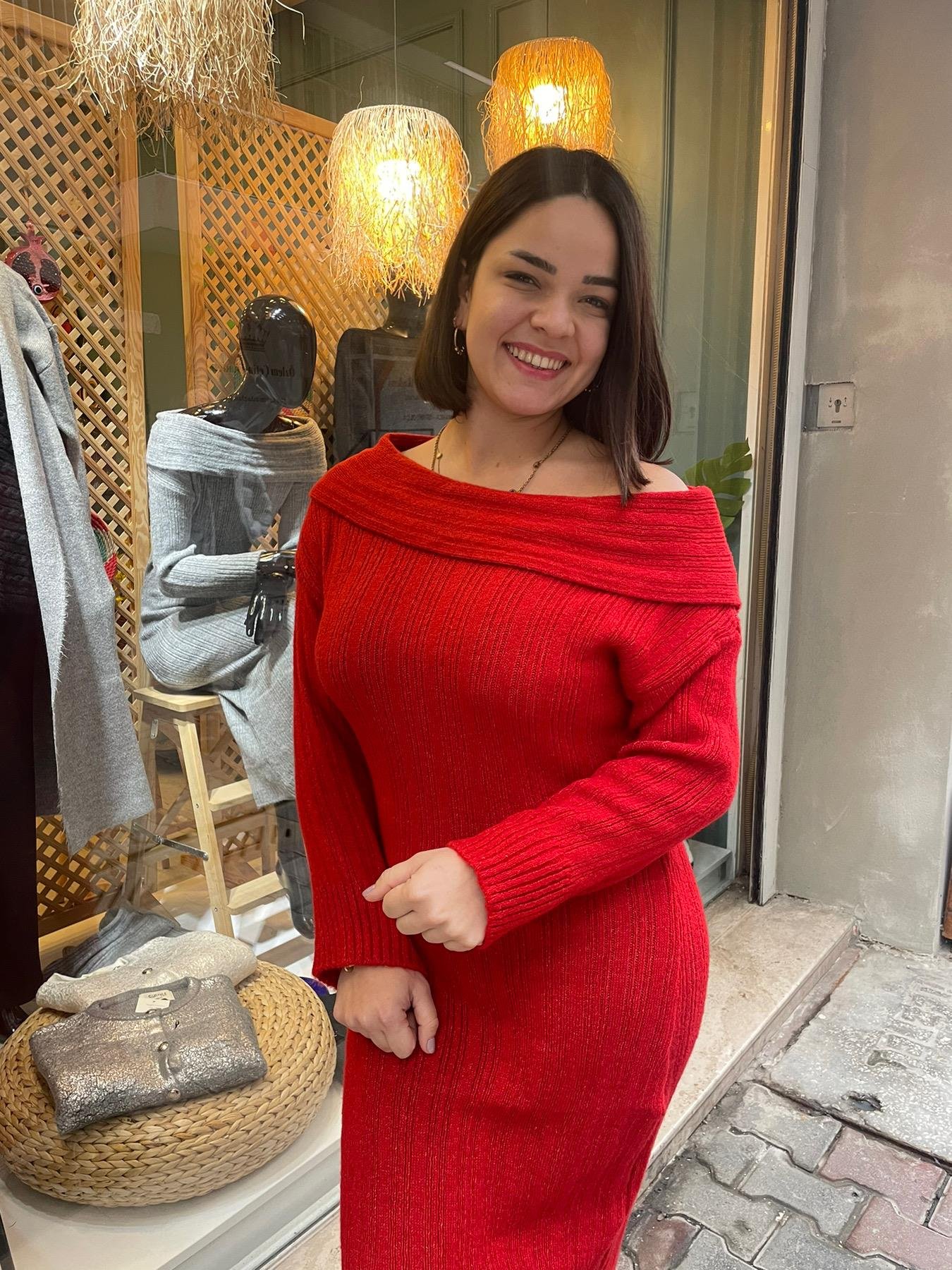 Kırmızı Madonna Yaka Elbise