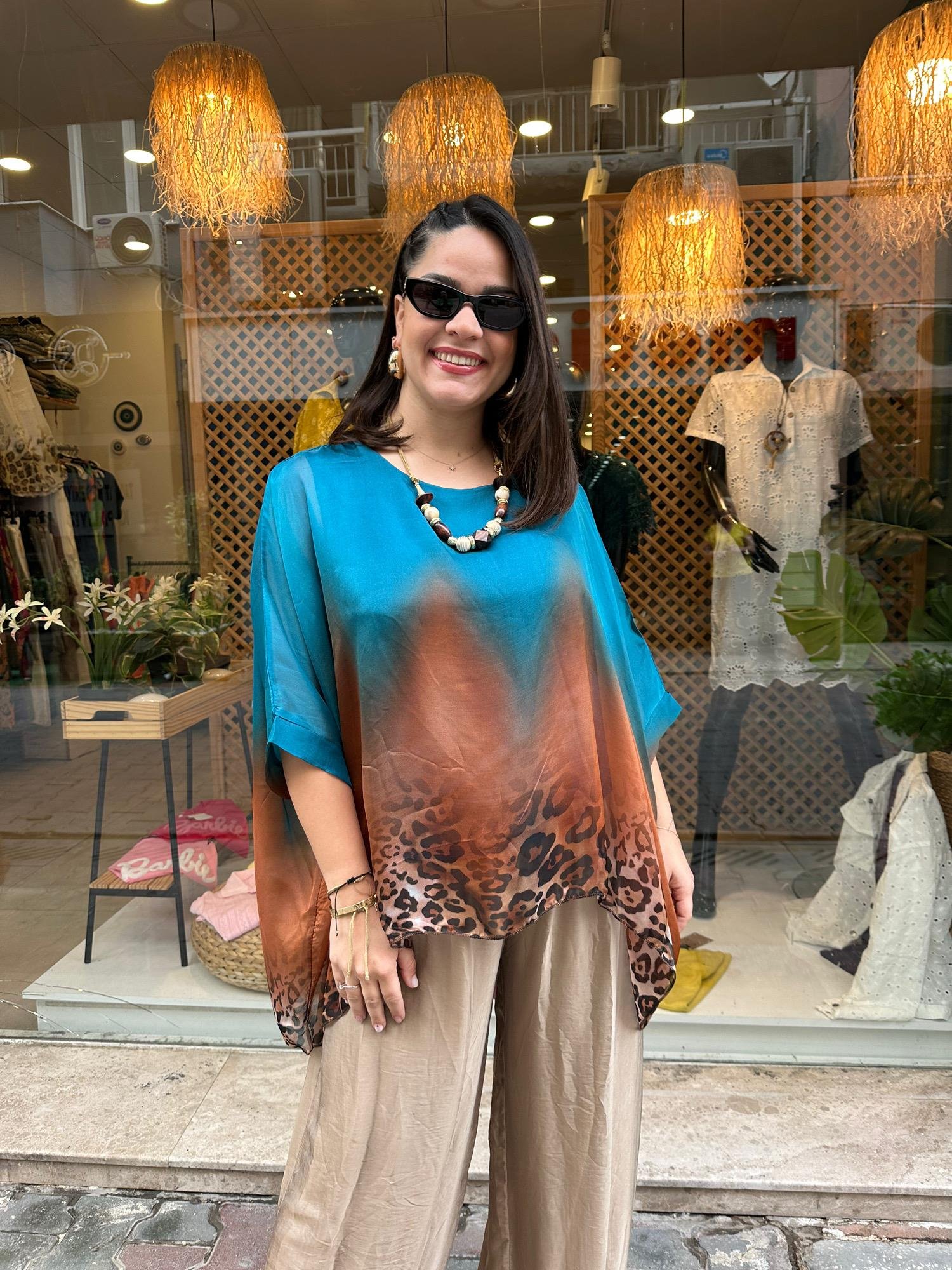 Mavi Leopar Desenli Batik İthal Bluz