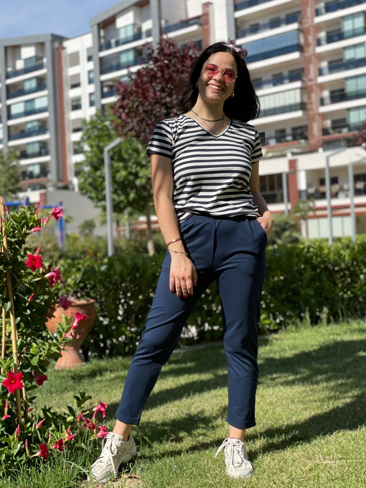 V Yaka Çizgili T-Shirt
