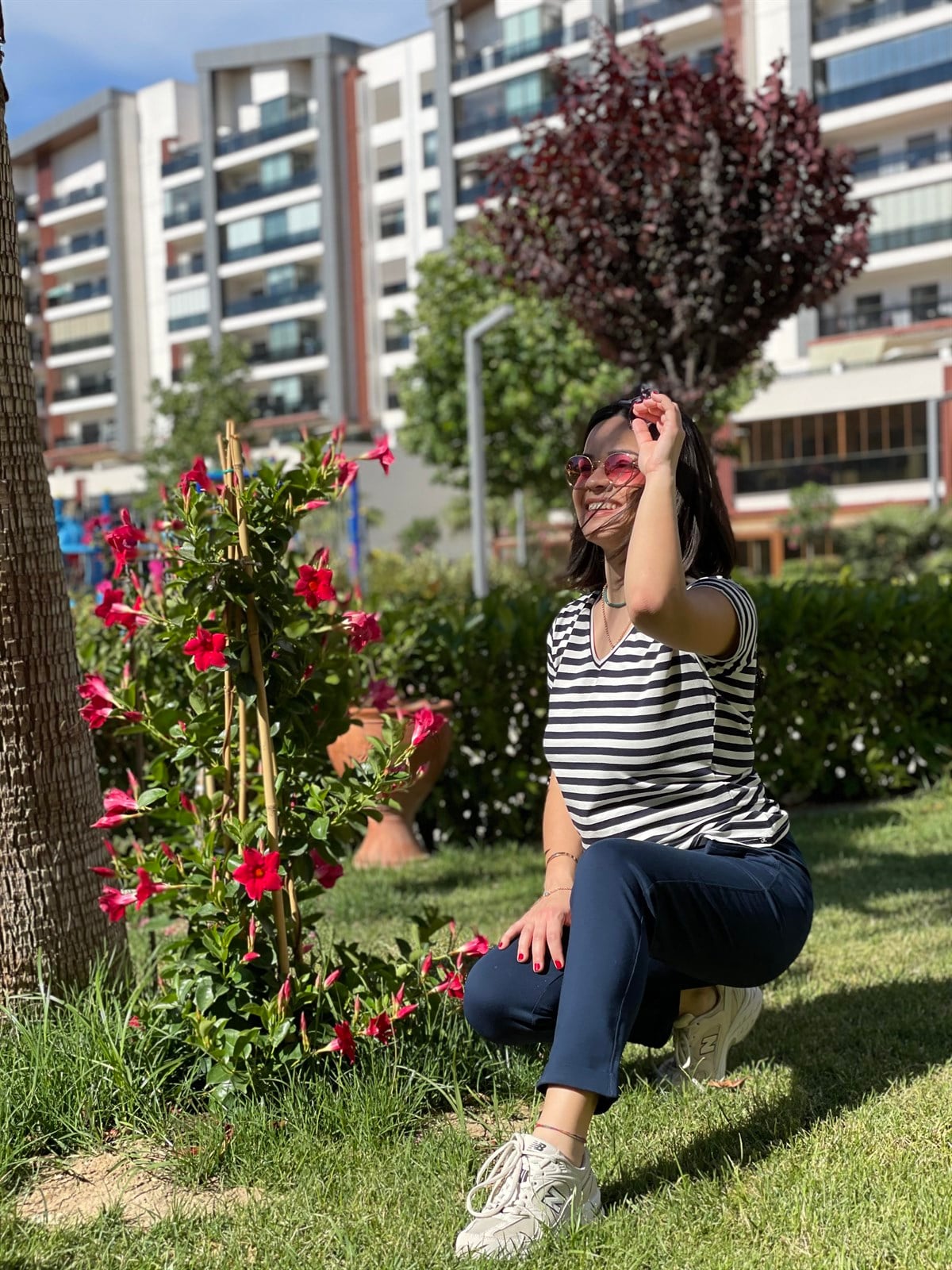 V Yaka Çizgili T-Shirt