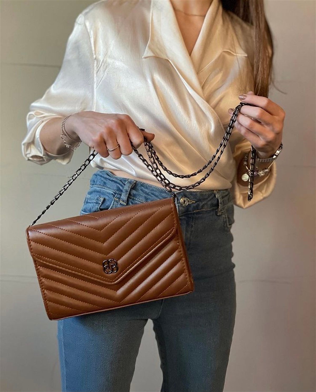 V Model Çok Gözlü Zincirli Çanta