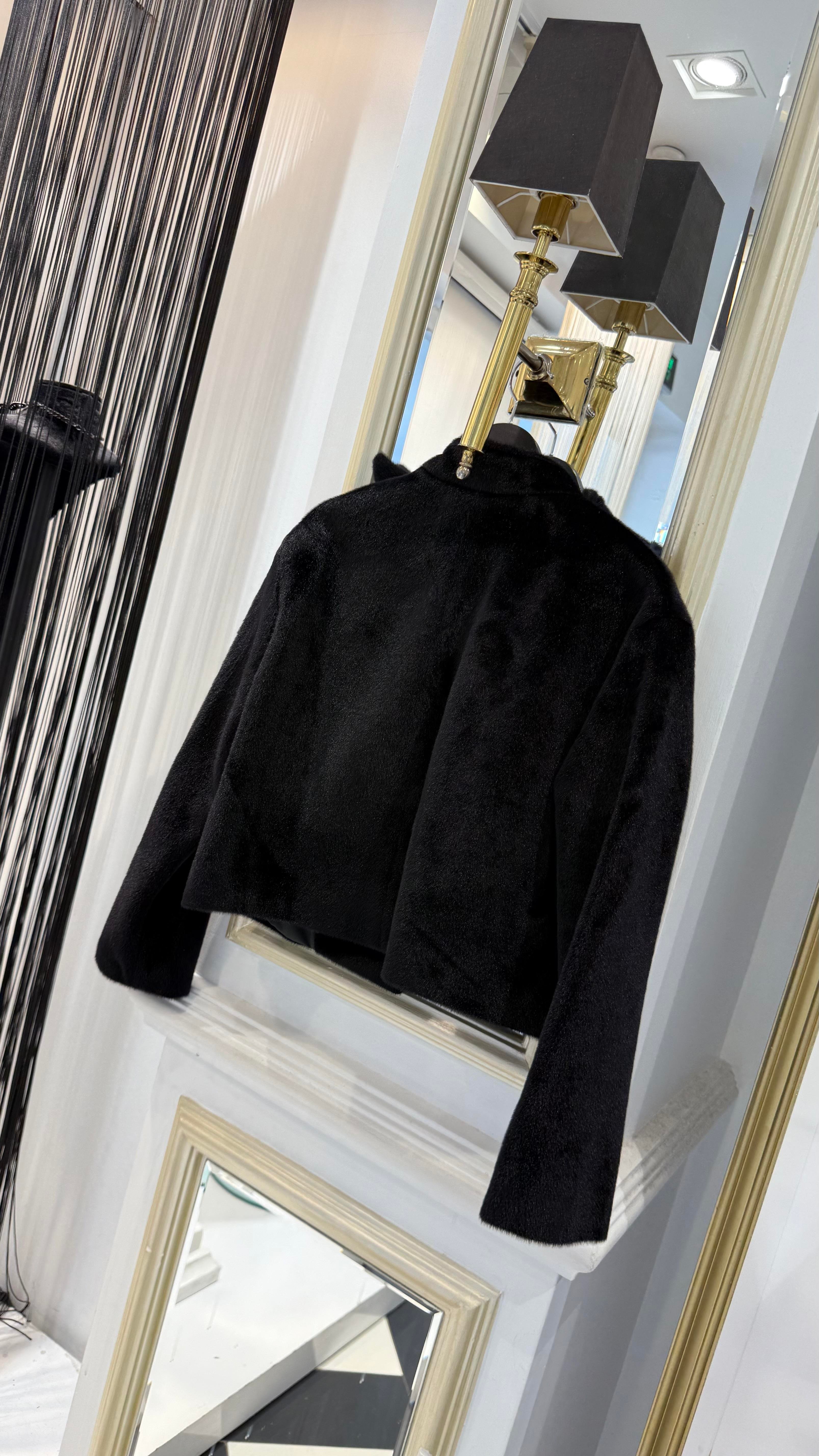 Önü Düğmeli Pelüş Mont