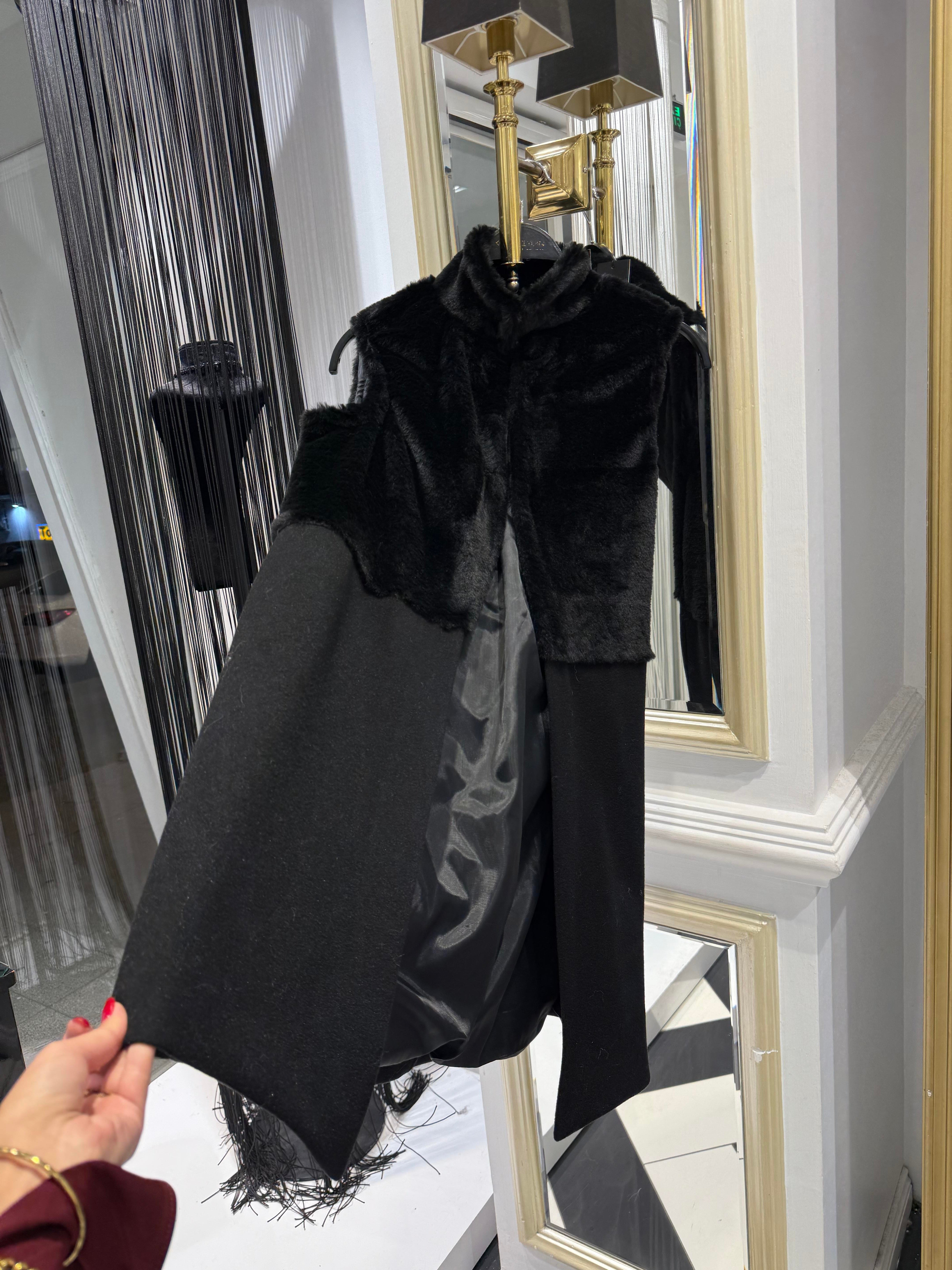 Pelüş Detay Kaşe Yelek