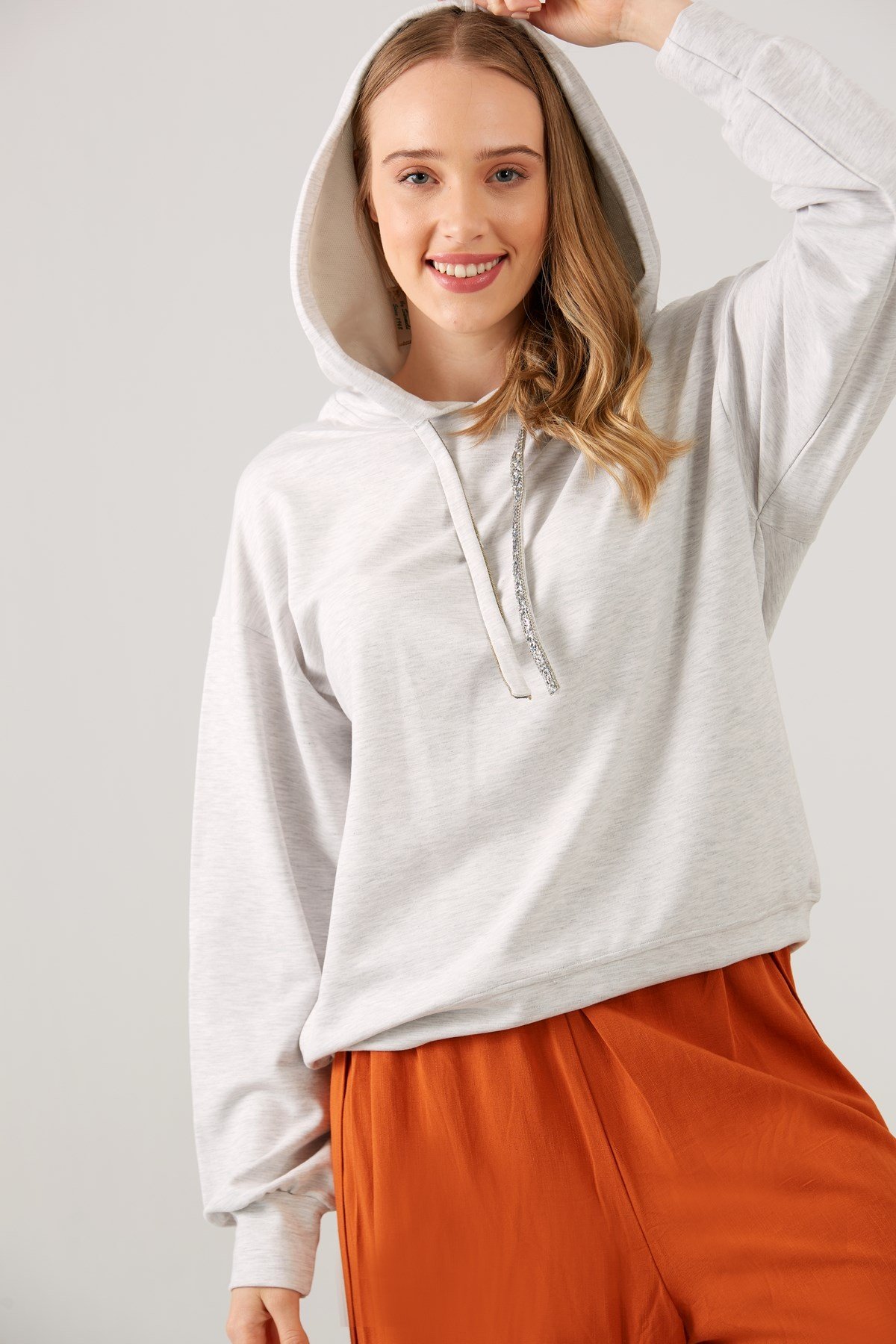 GRİ KORDONU TAŞLI KAPÜŞONLU SWEATSHIRT