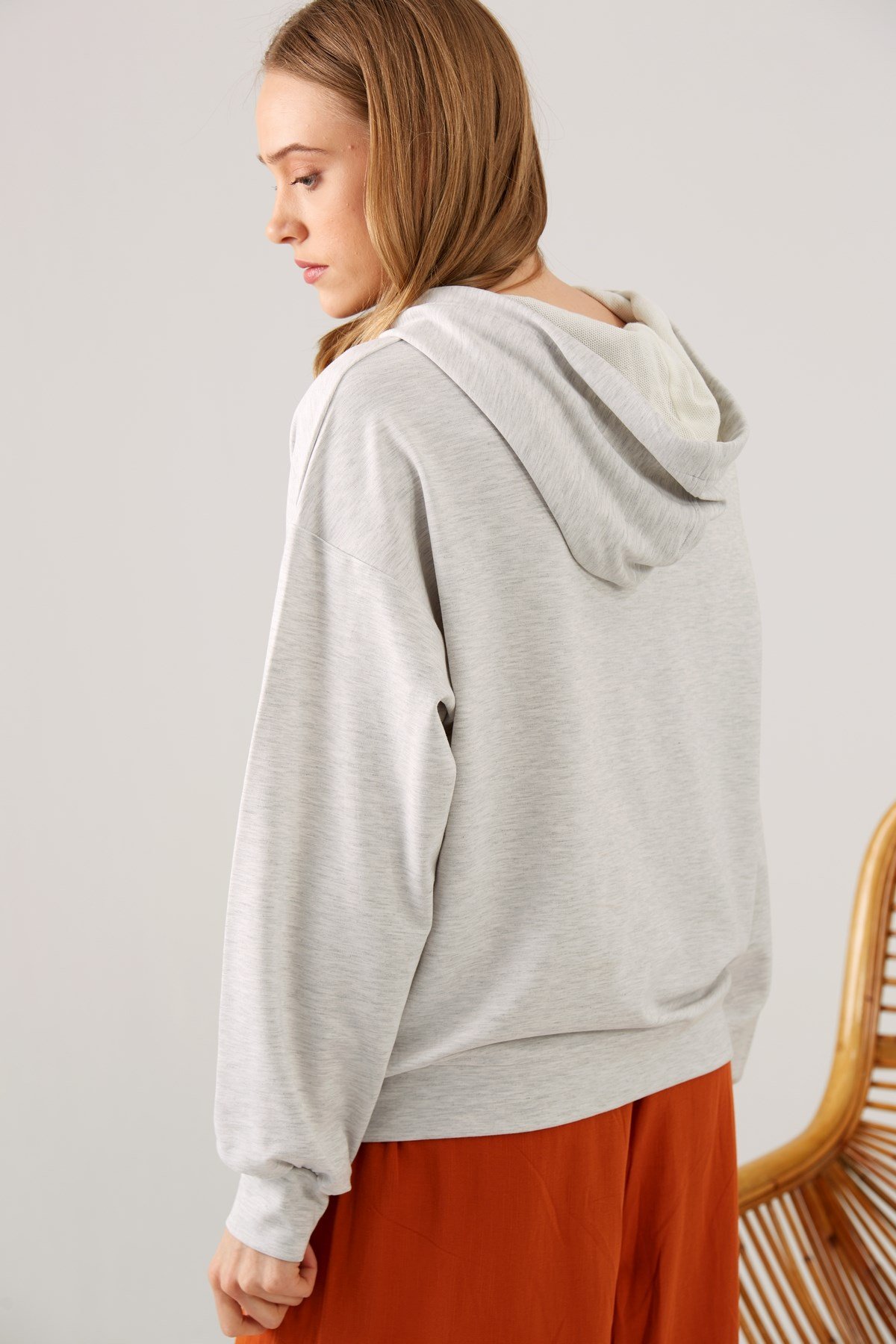 GRİ KORDONU TAŞLI KAPÜŞONLU SWEATSHIRT