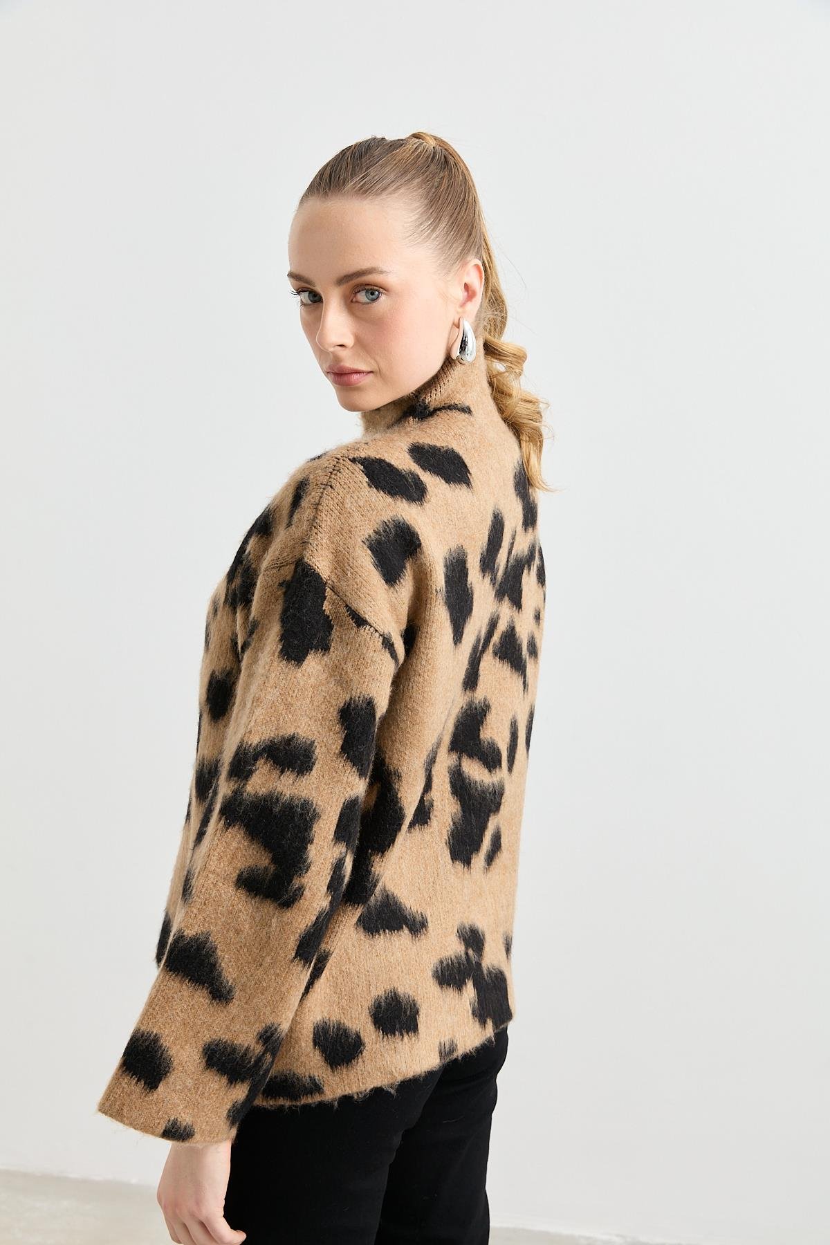 10112 DIK YAKA LEOPAR DESENLI KAZAK