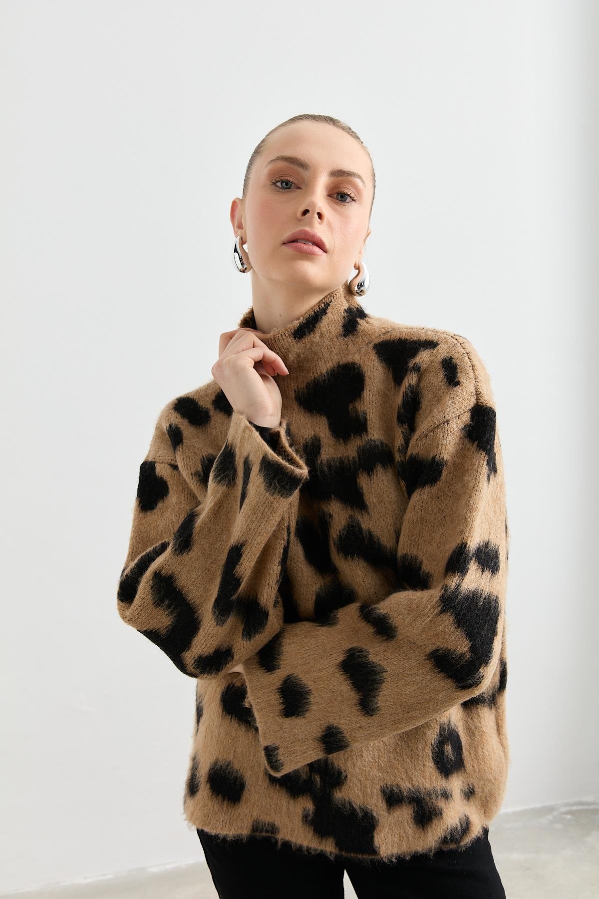 10112 DIK YAKA LEOPAR DESENLI KAZAK
