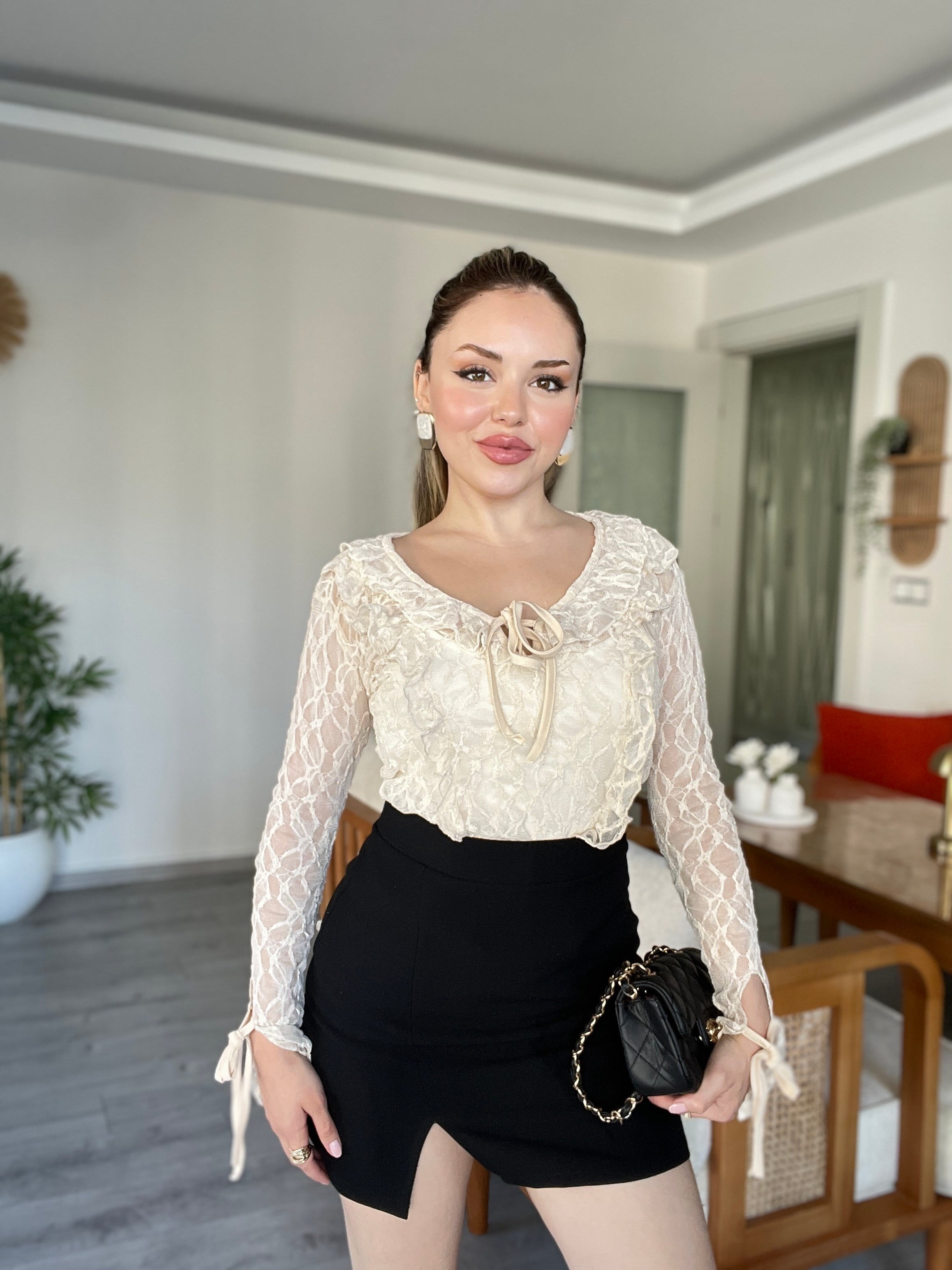 Bej Bağlama Detaylı Dantel  Bluz