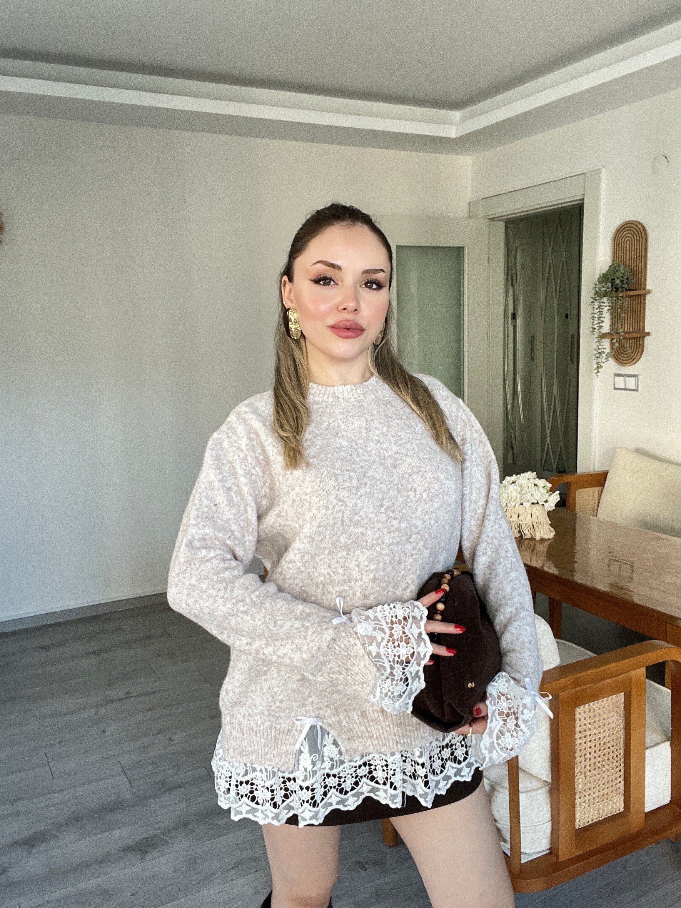 Bej Dantel Detaylı Kazak