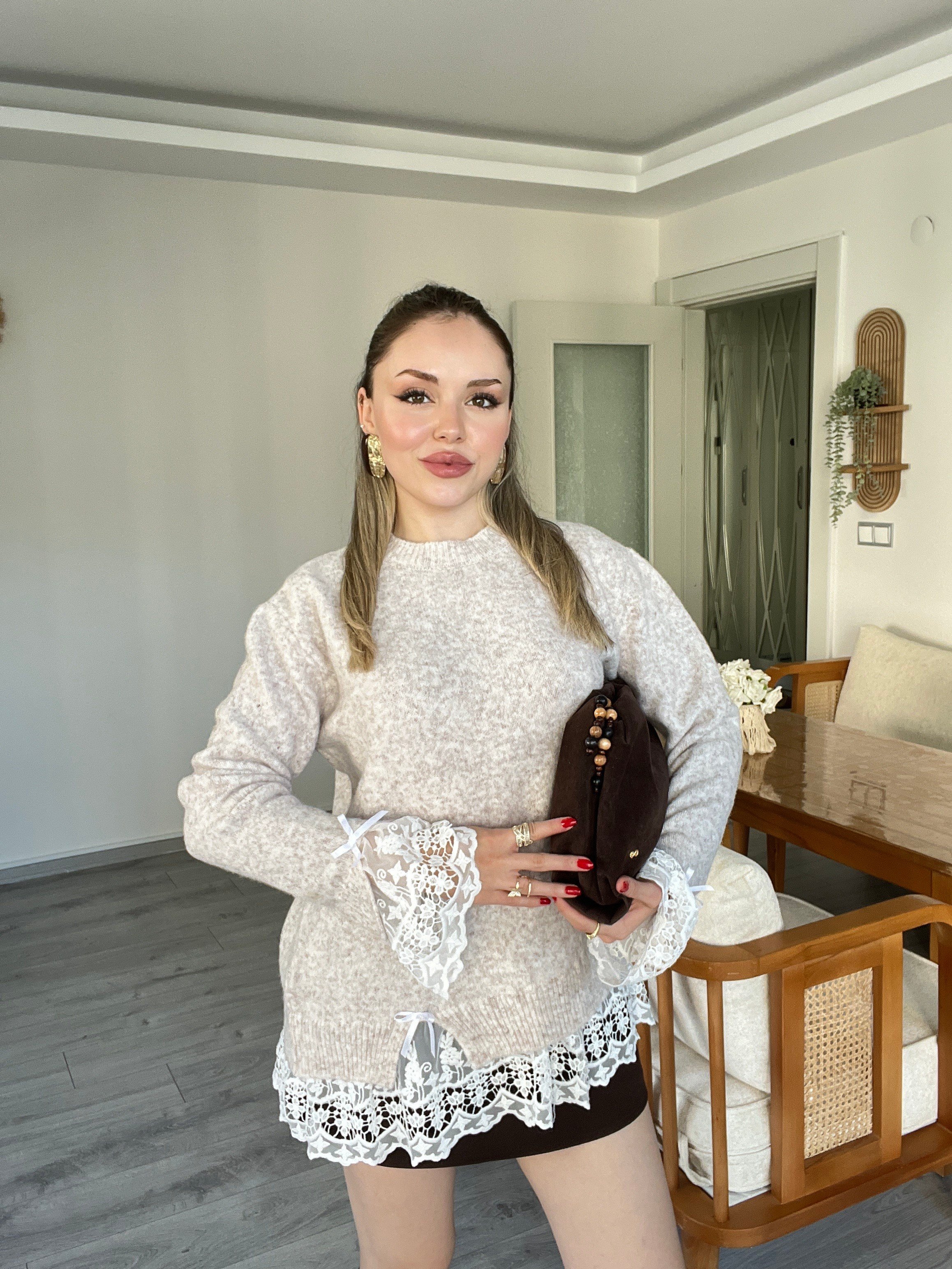 Bej Dantel Detaylı Kazak