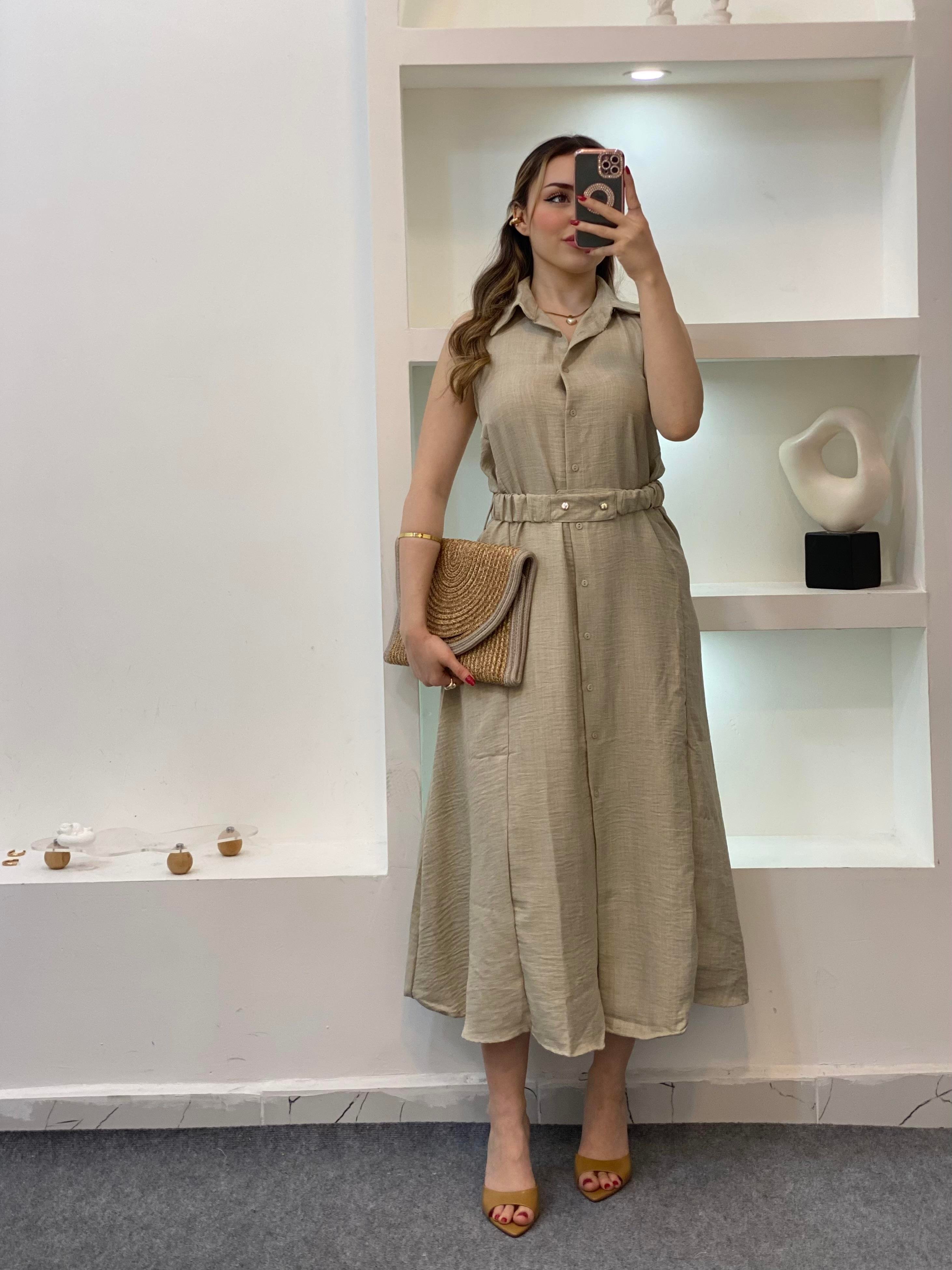 Bej Kemerli Sırt Dekolteli Model Elbise