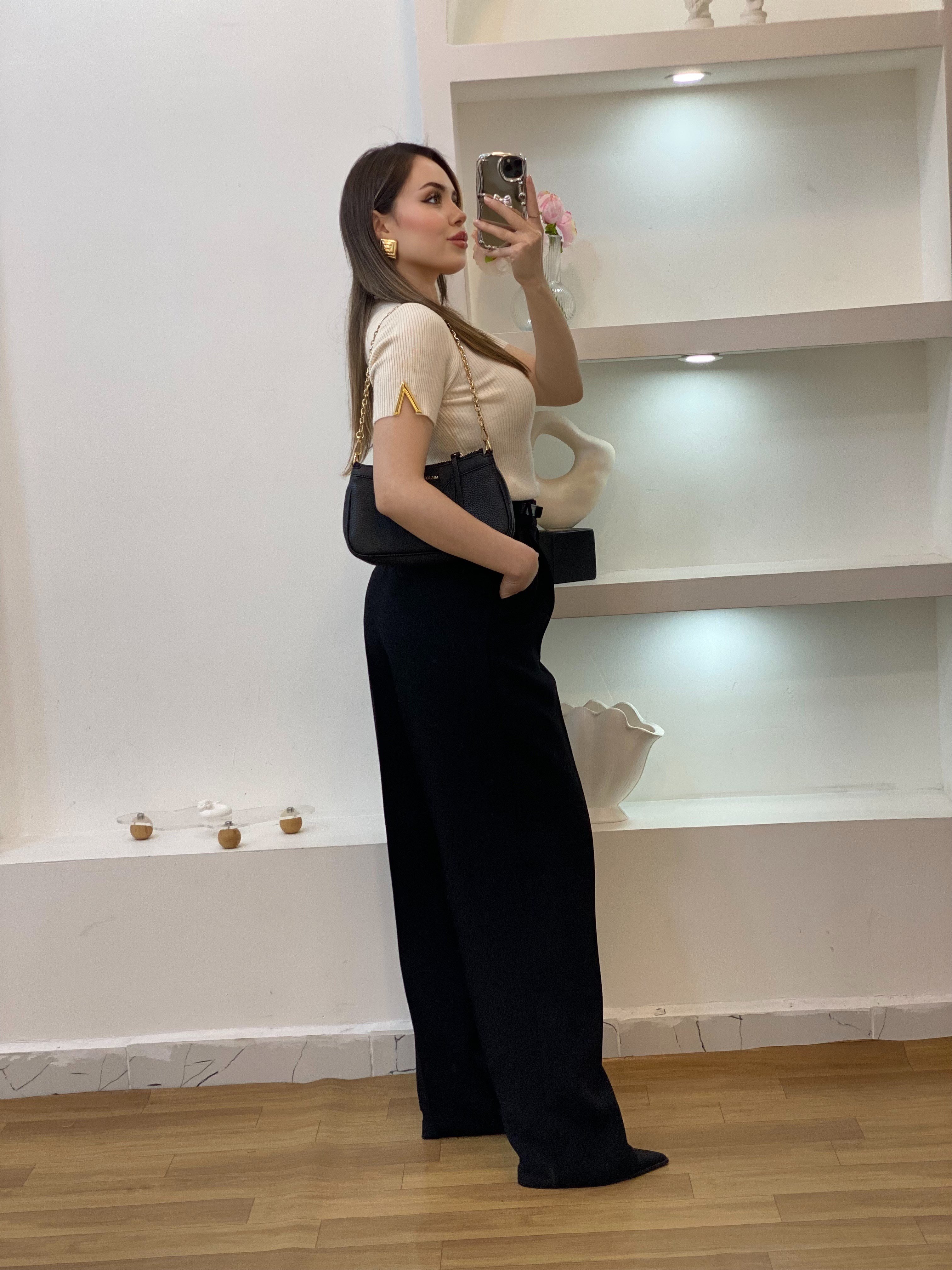 Bej Kolları V Gold Aksesuarlı Triko Bluz