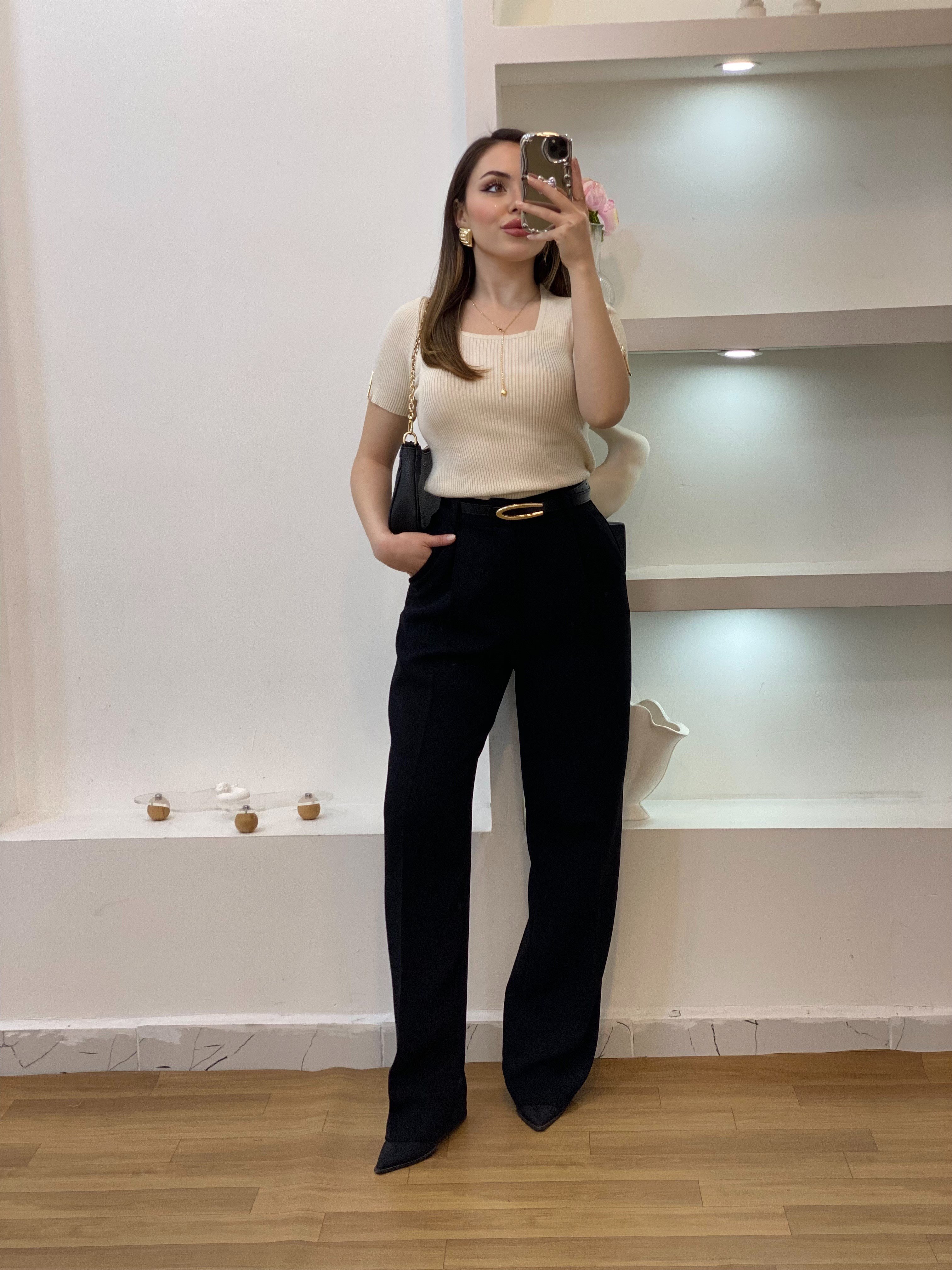 Bej Kolları V Gold Aksesuarlı Triko Bluz
