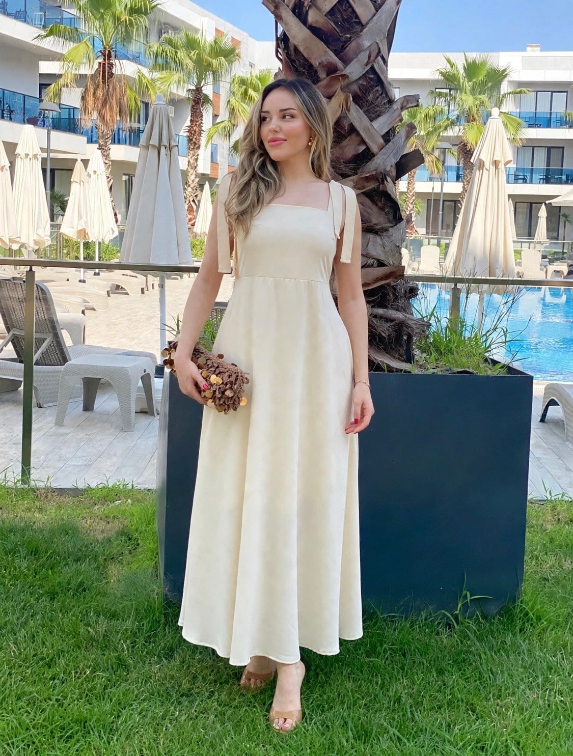 Bej Omuz Bağlamalı Model Gipeli Elbise