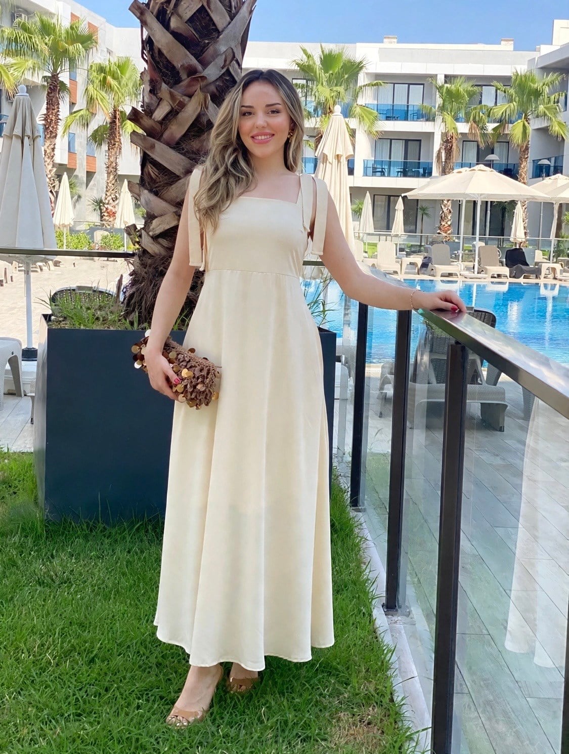 Bej Omuz Bağlamalı Model Gipeli Elbise