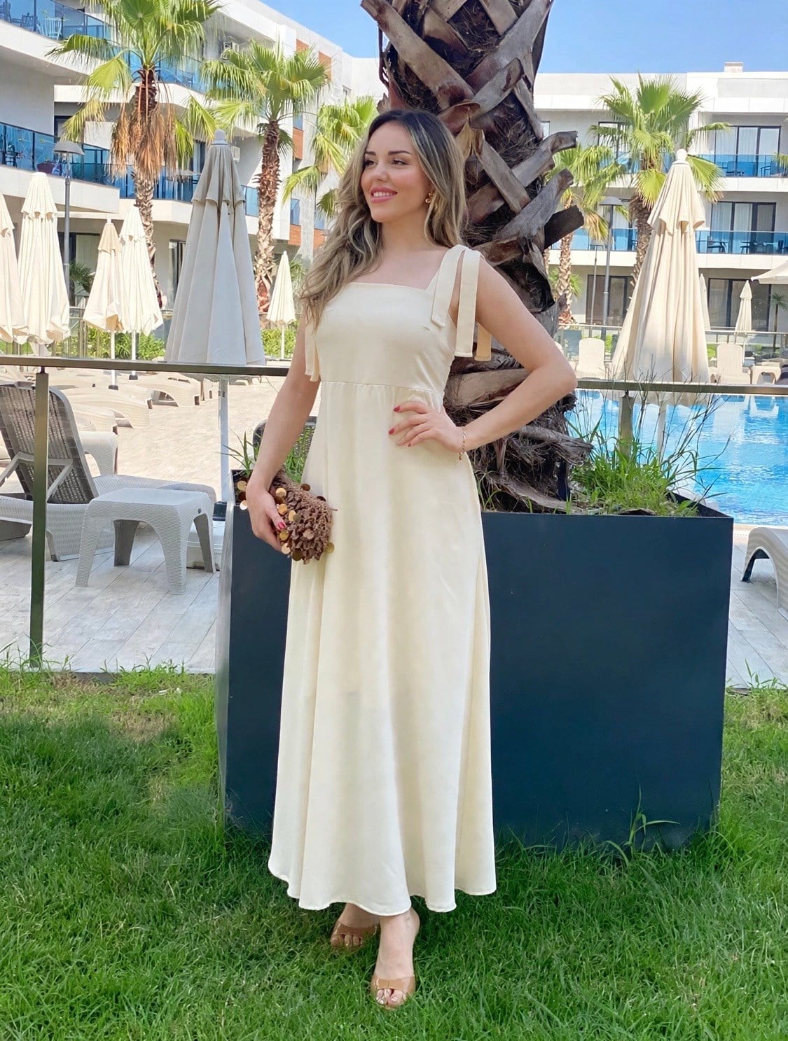 Bej Omuz Bağlamalı Model Gipeli Elbise