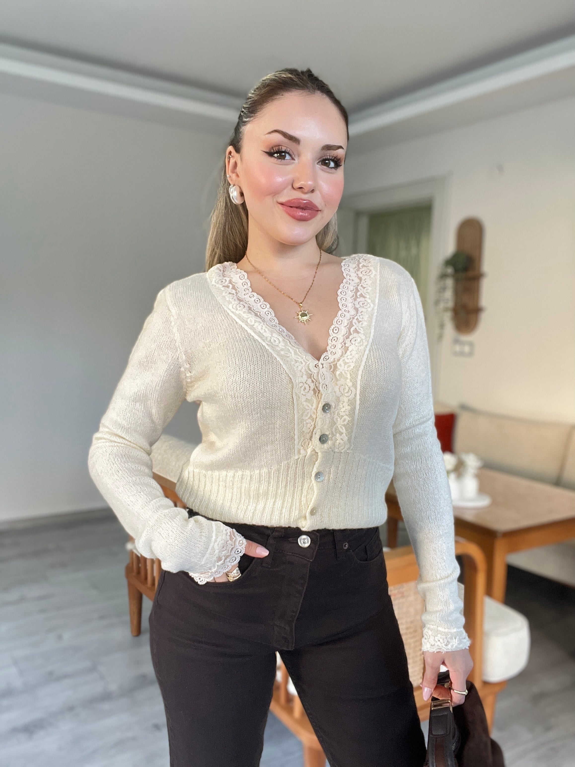 Bej Renk Dantel Detaylı Hırka