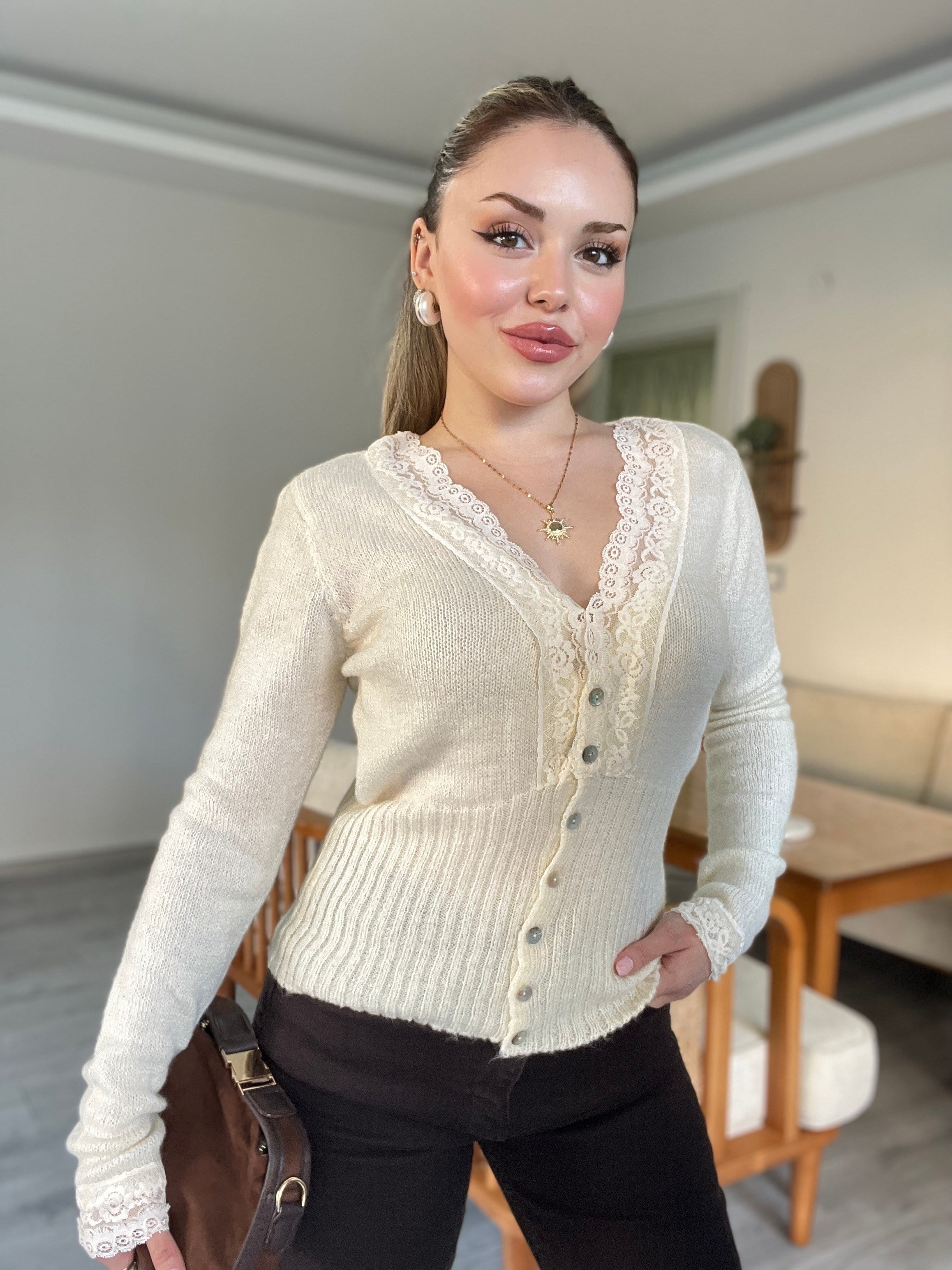Bej Renk Dantel Detaylı Hırka