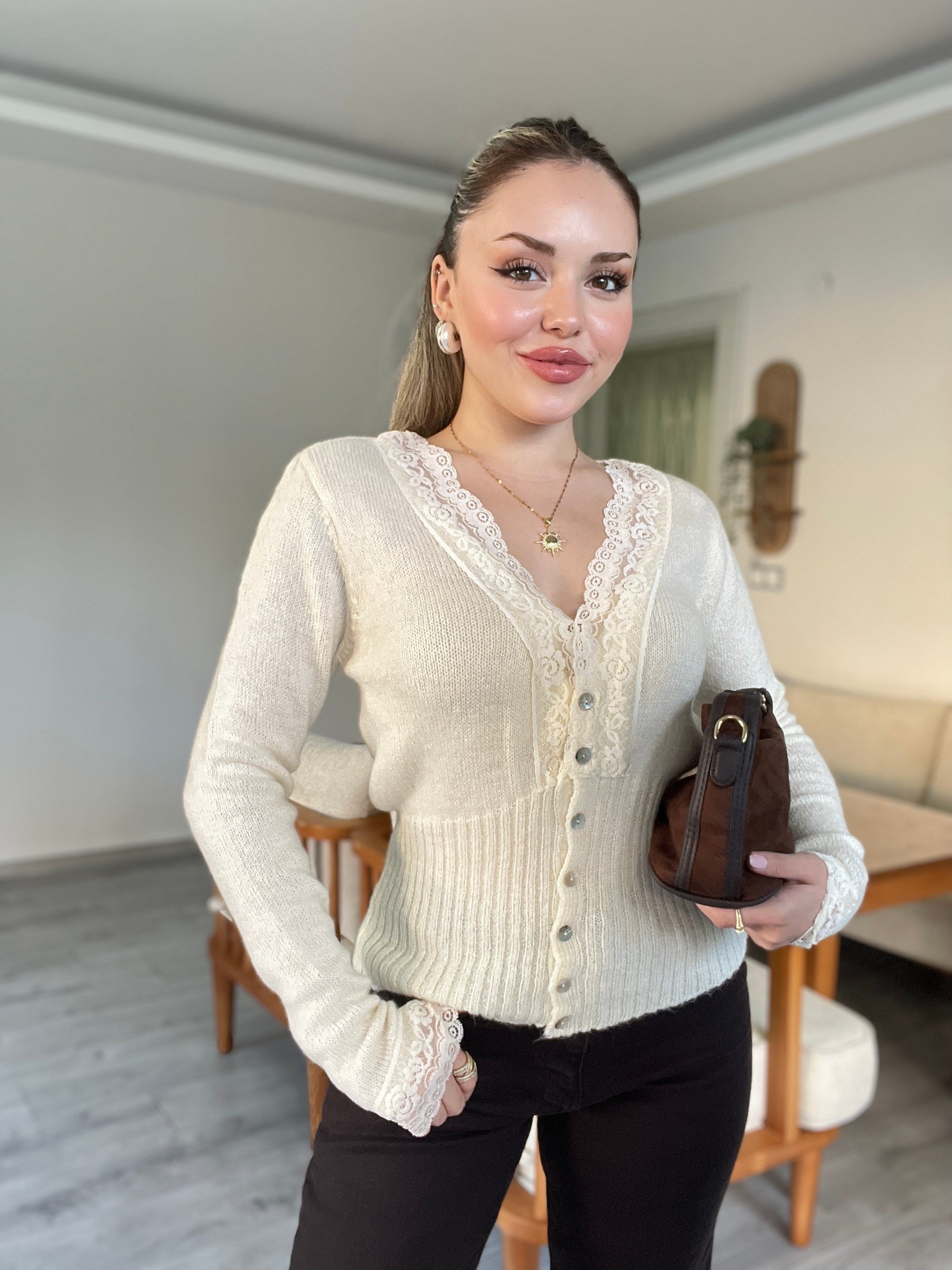 Bej Renk Dantel Detaylı Hırka