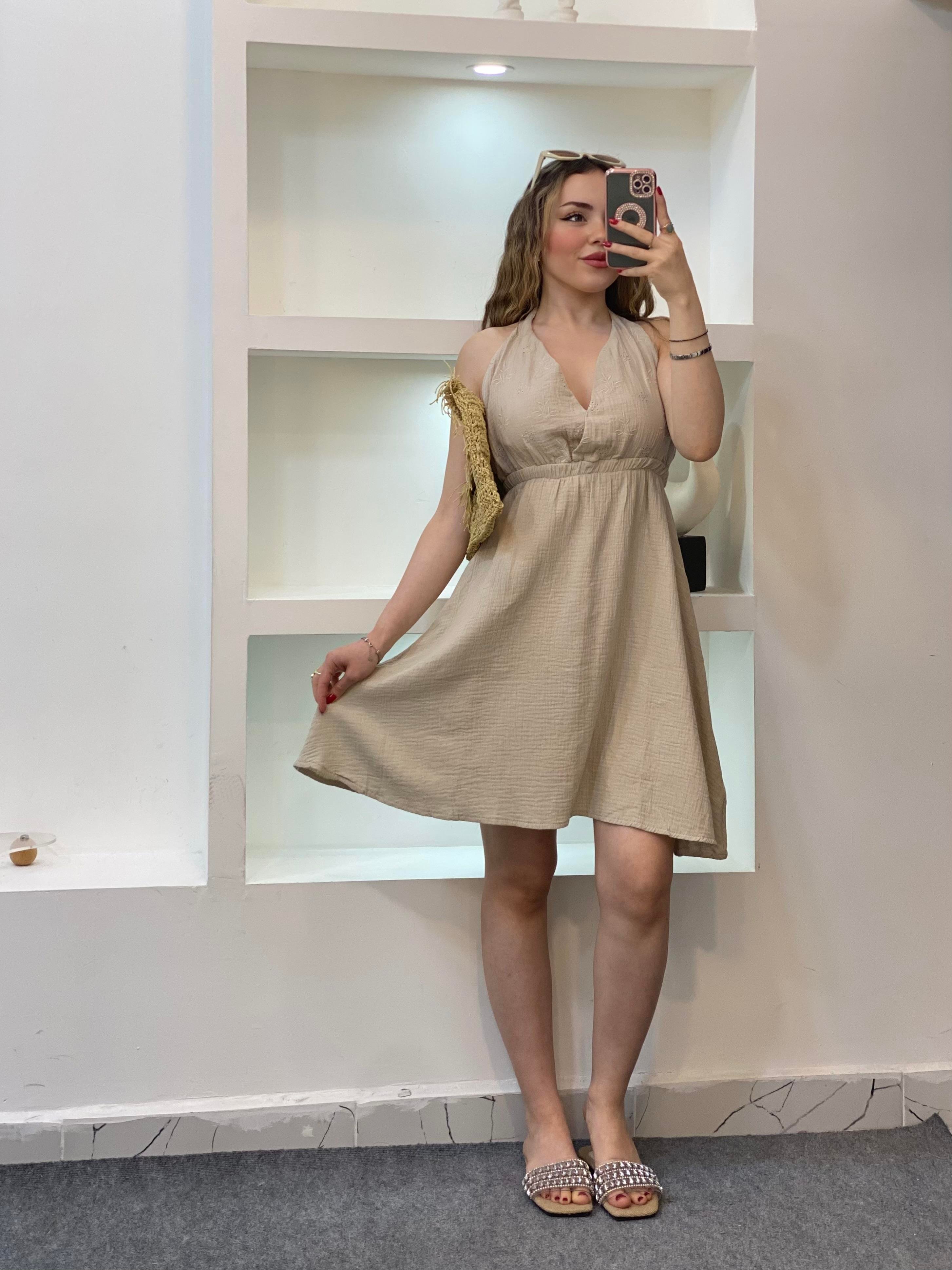 Bej Sırt Dekolteli Önü Nakışlı Model Müslin Elbise