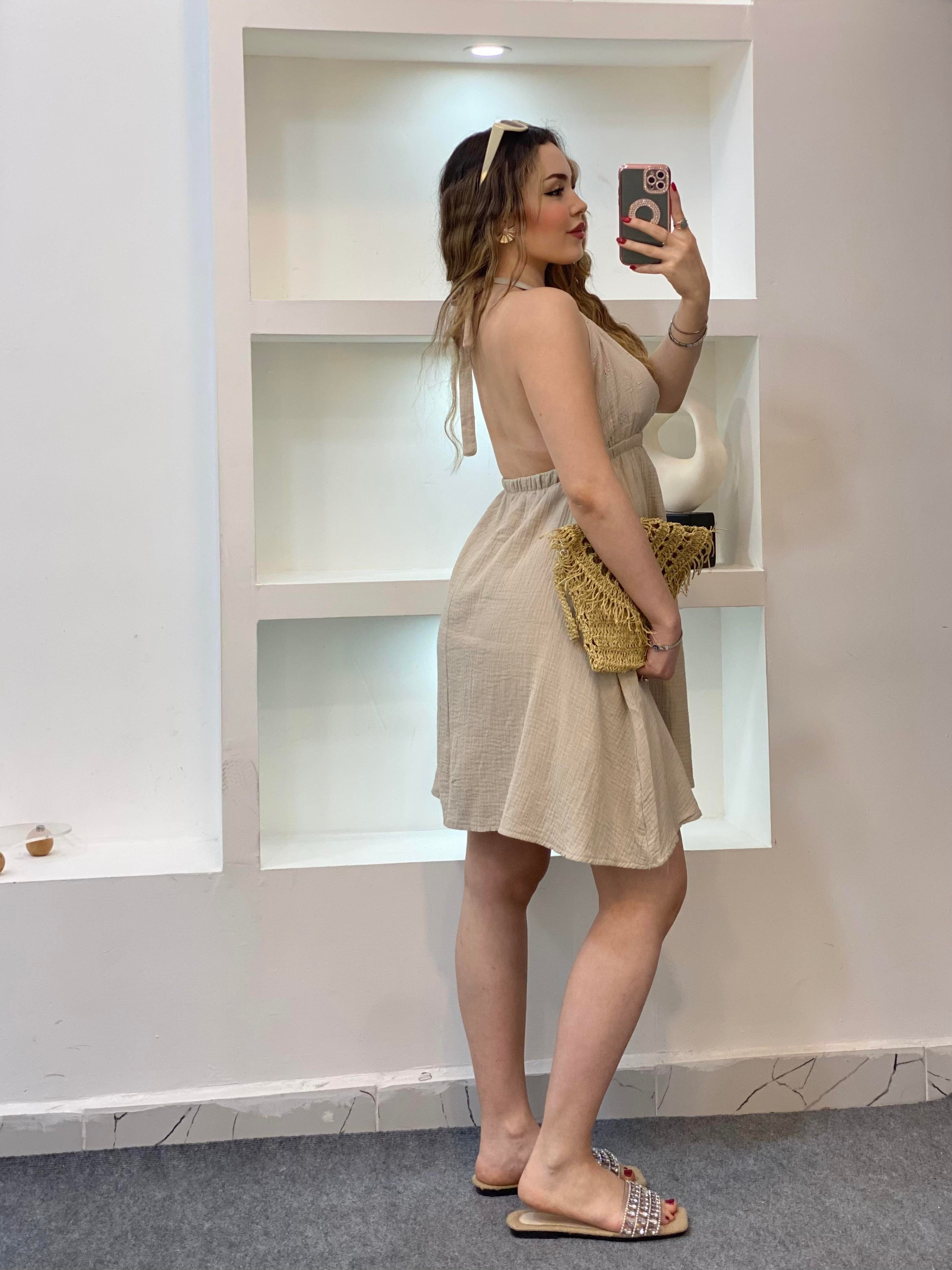 Bej Sırt Dekolteli Önü Nakışlı Model Müslin Elbise