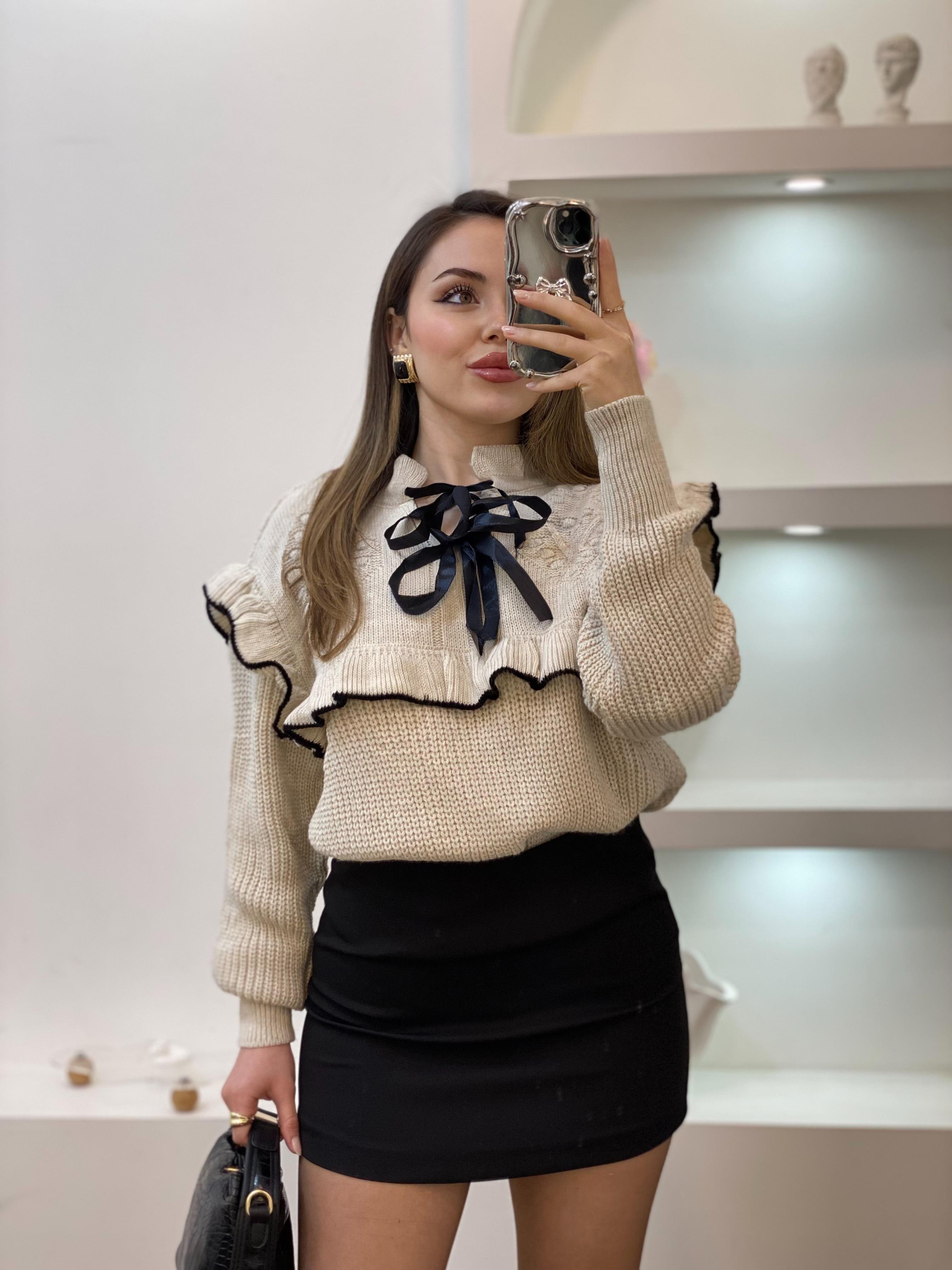 Bej Volanlı Önü Bağlamalı Model Triko Kazak