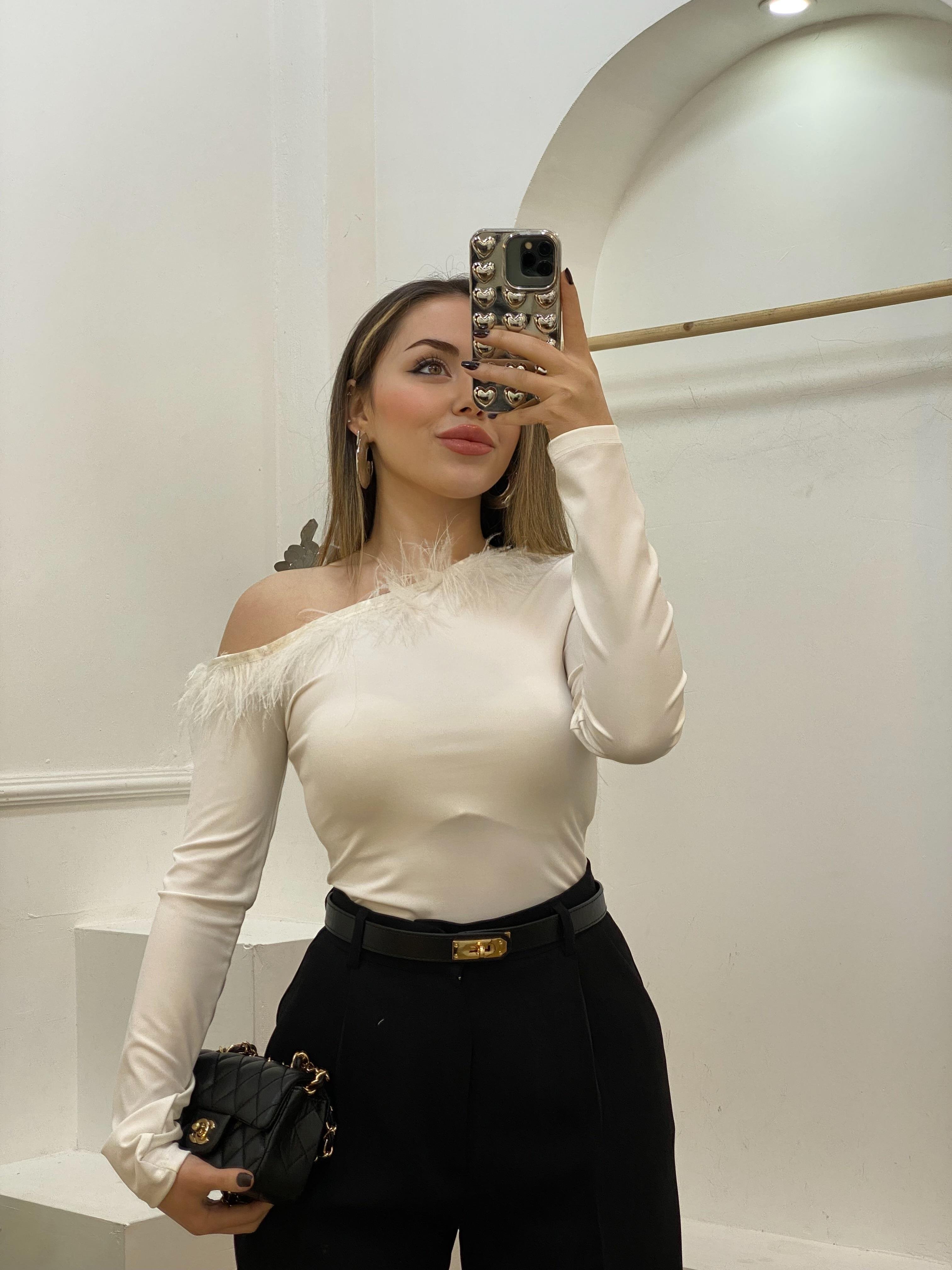 Beyaz Asimetrik Yaka  Otrişli Bluz