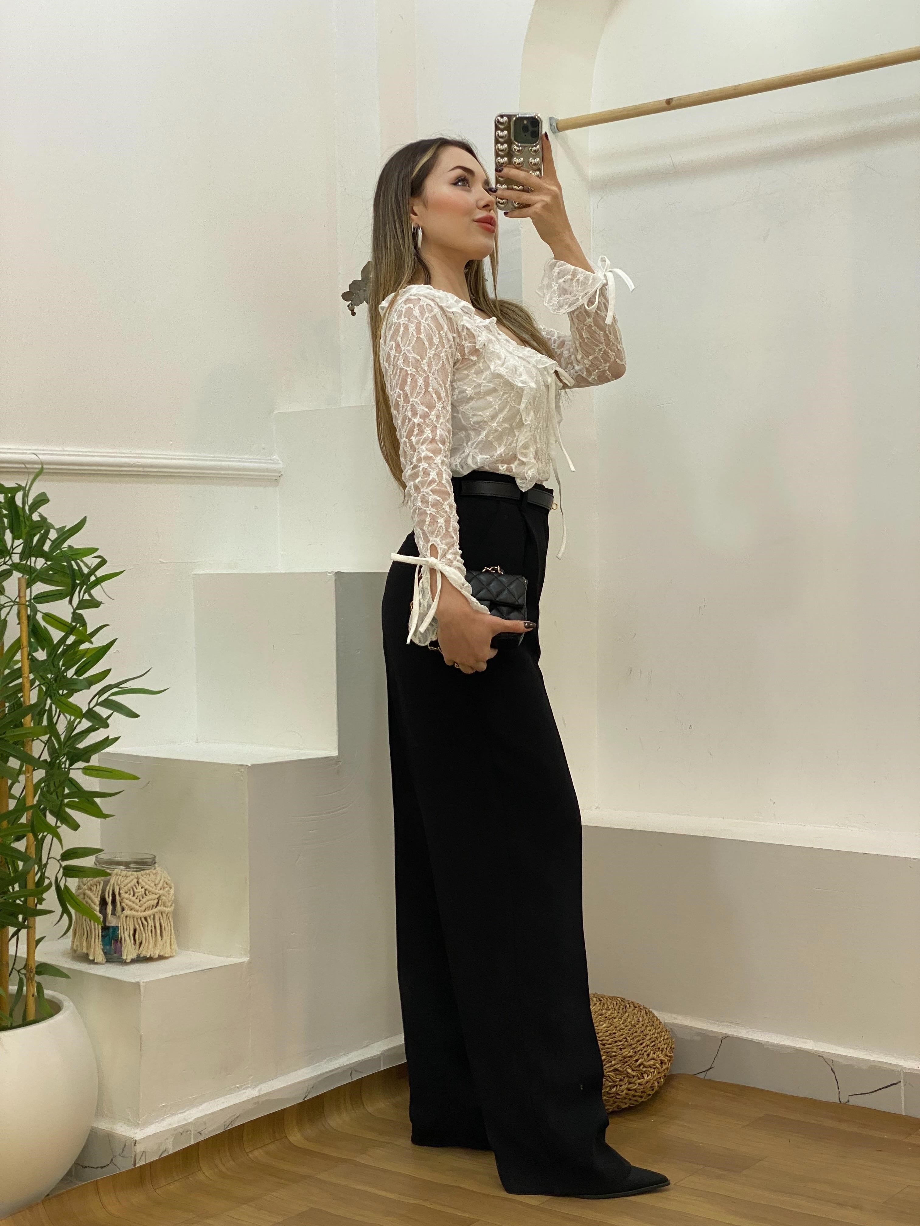 Beyaz Bağlama Detaylı Dantel Bluz