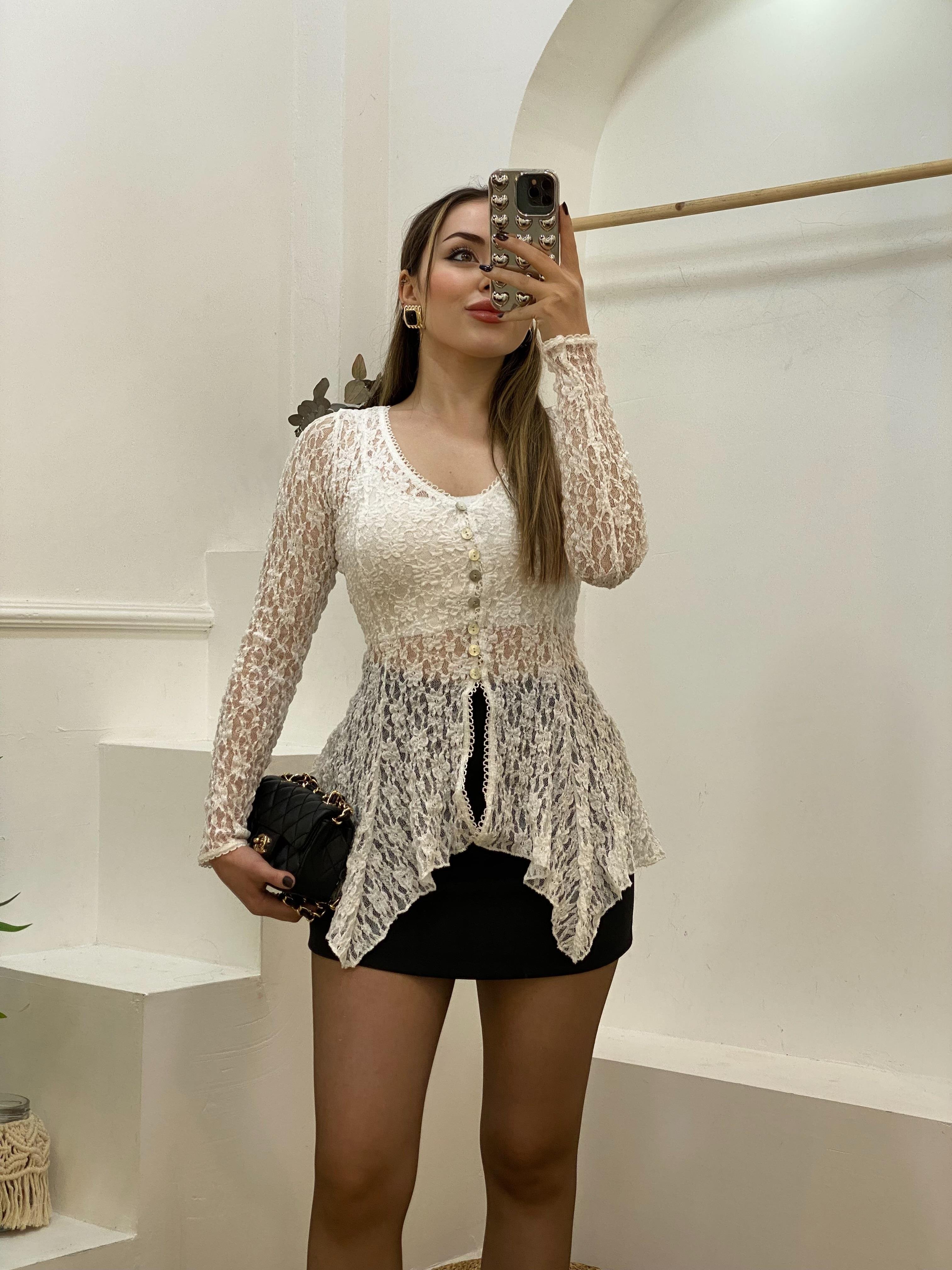 Beyaz Bel Oturtmalı Model Volanlı Dantel Bluz