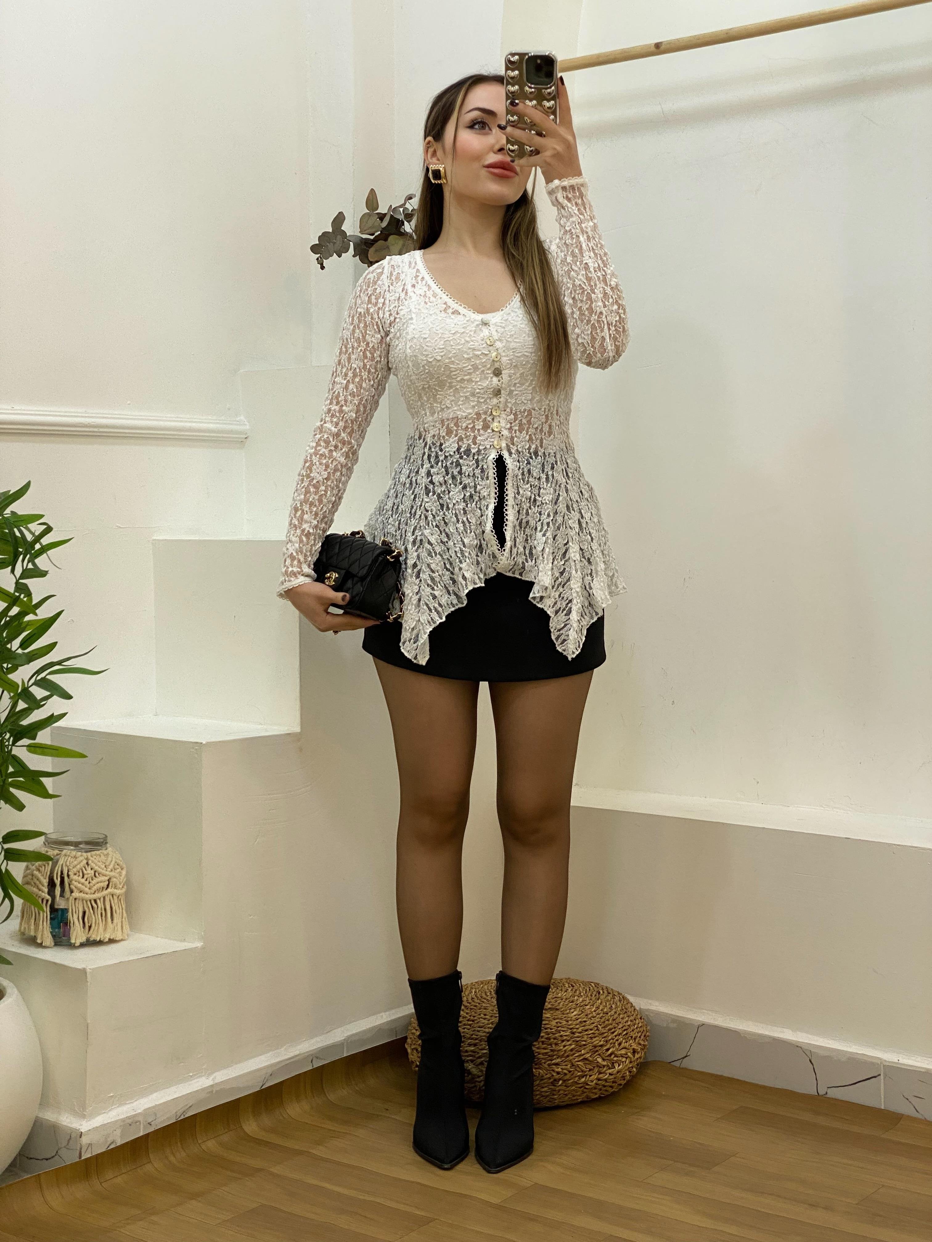 Beyaz Bel Oturtmalı Model Volanlı Dantel Bluz