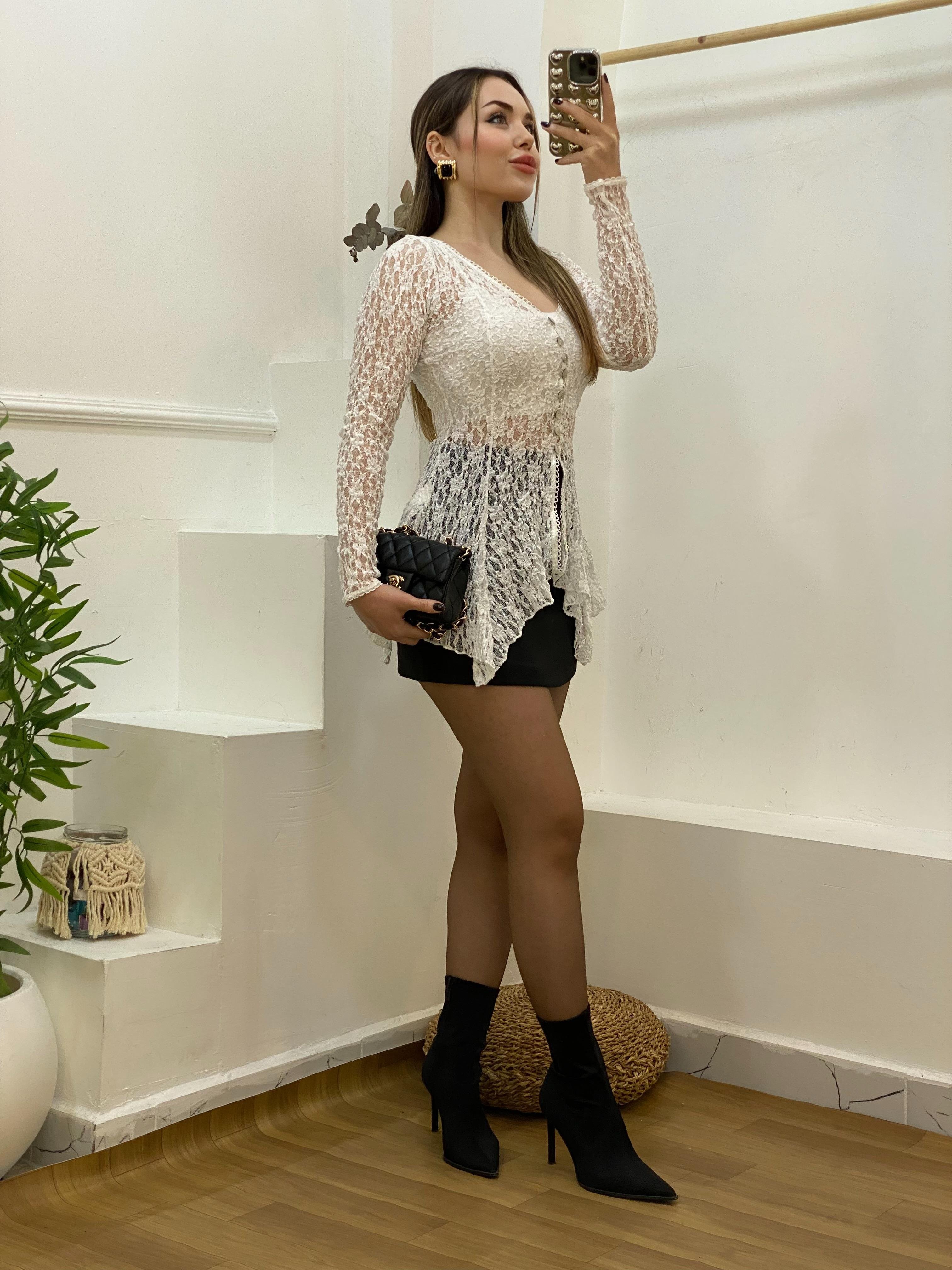 Beyaz Bel Oturtmalı Model Volanlı Dantel Bluz