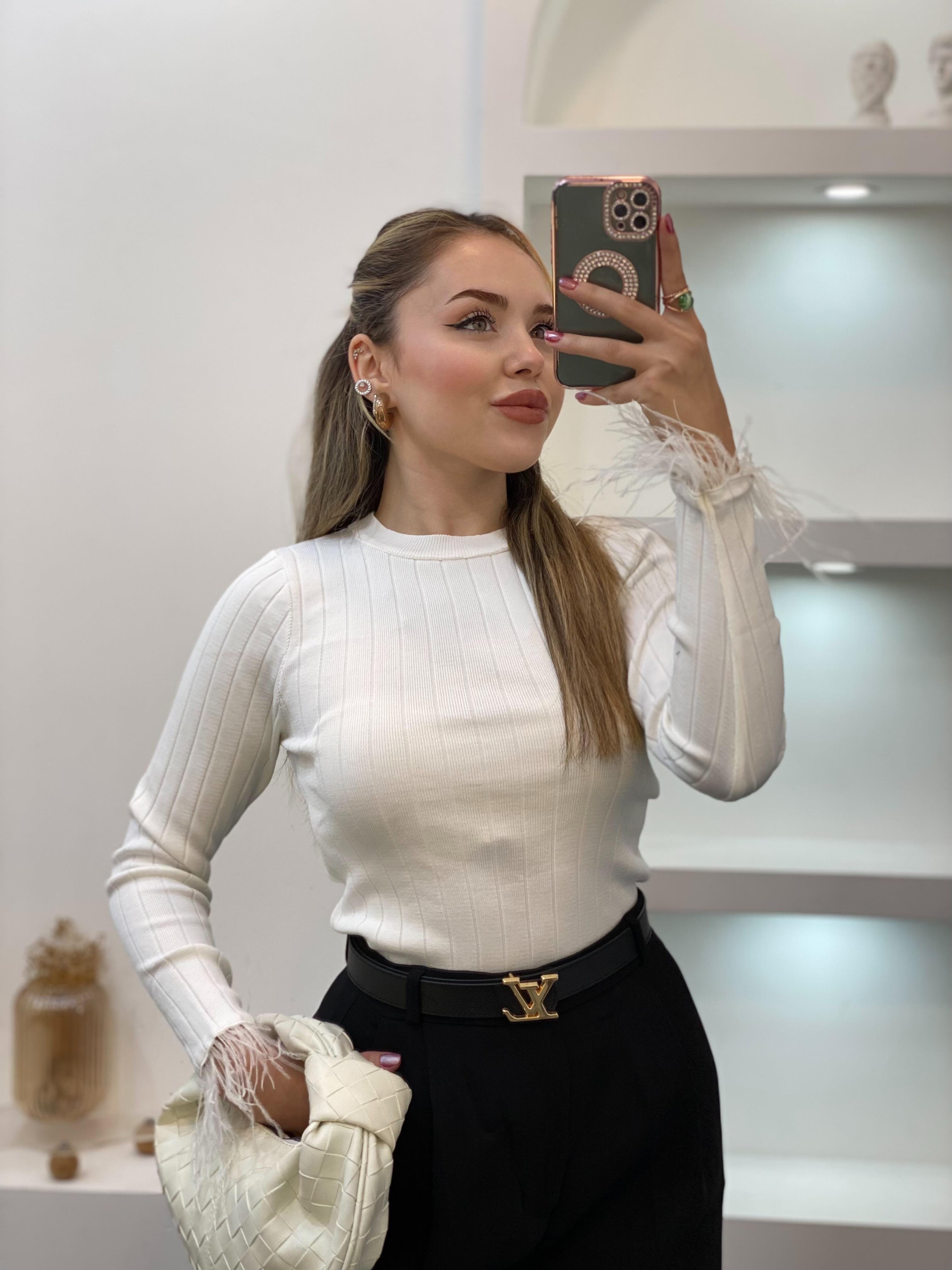 Beyaz Bilekleri Otrişli Model Triko Bluz