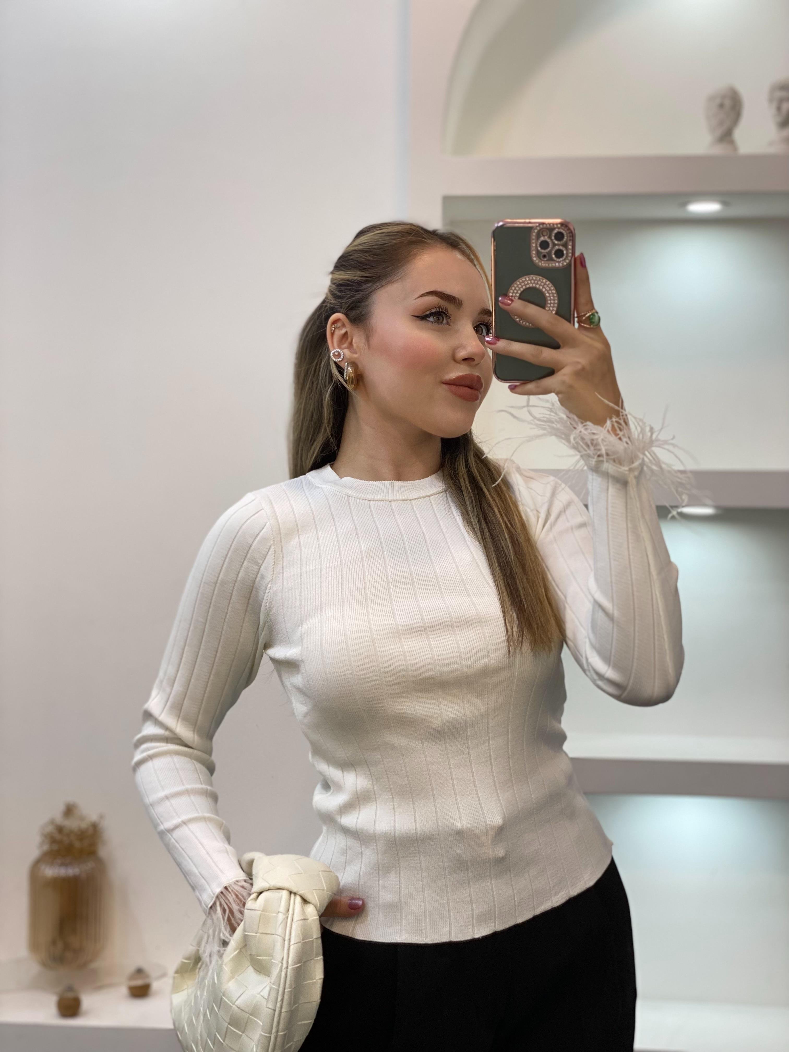 Beyaz Bilekleri Otrişli Model Triko Bluz