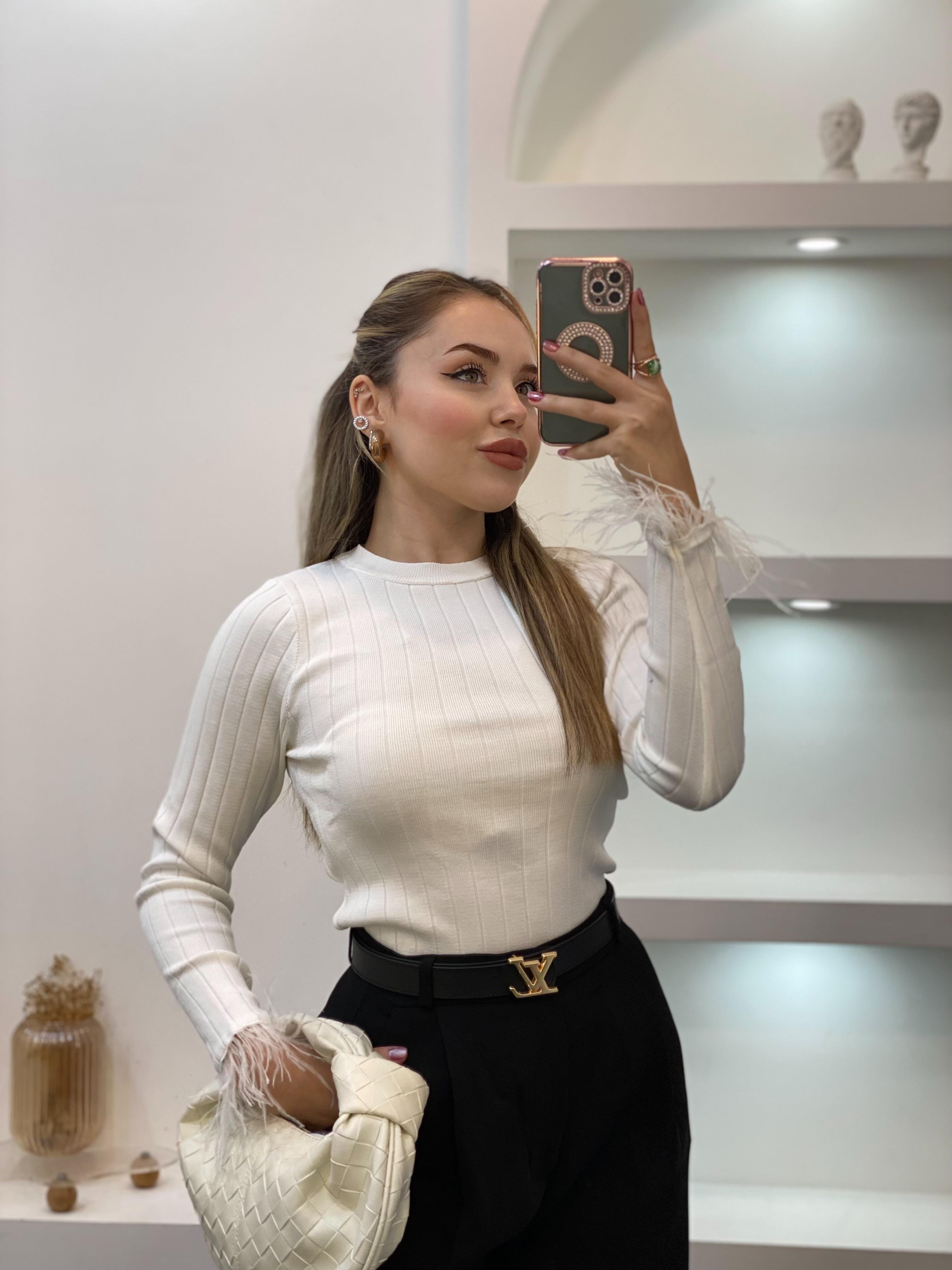 Beyaz Bilekleri Otrişli Model Triko Bluz