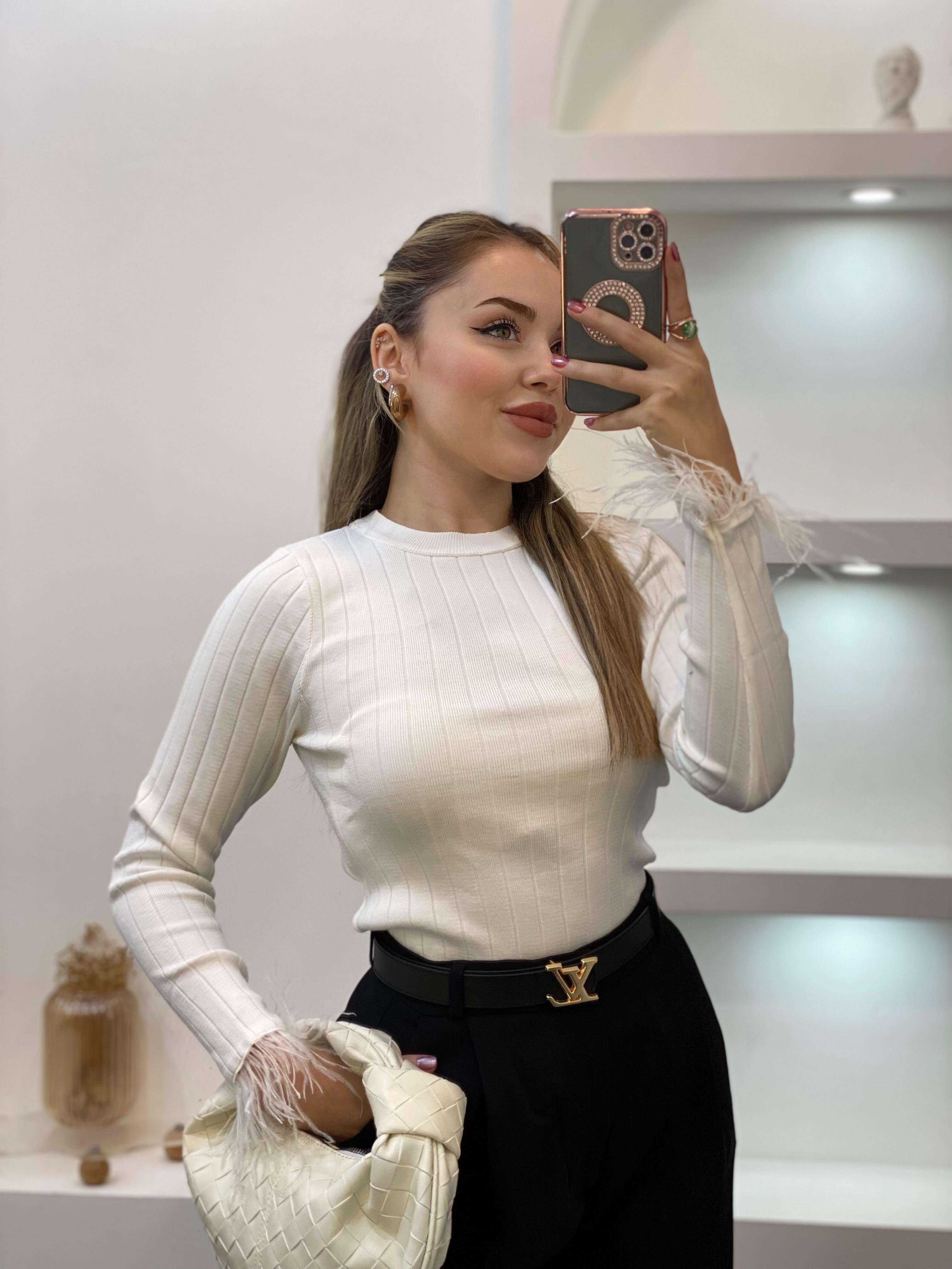 Beyaz Bilekleri Otrişli Model Triko Bluz
