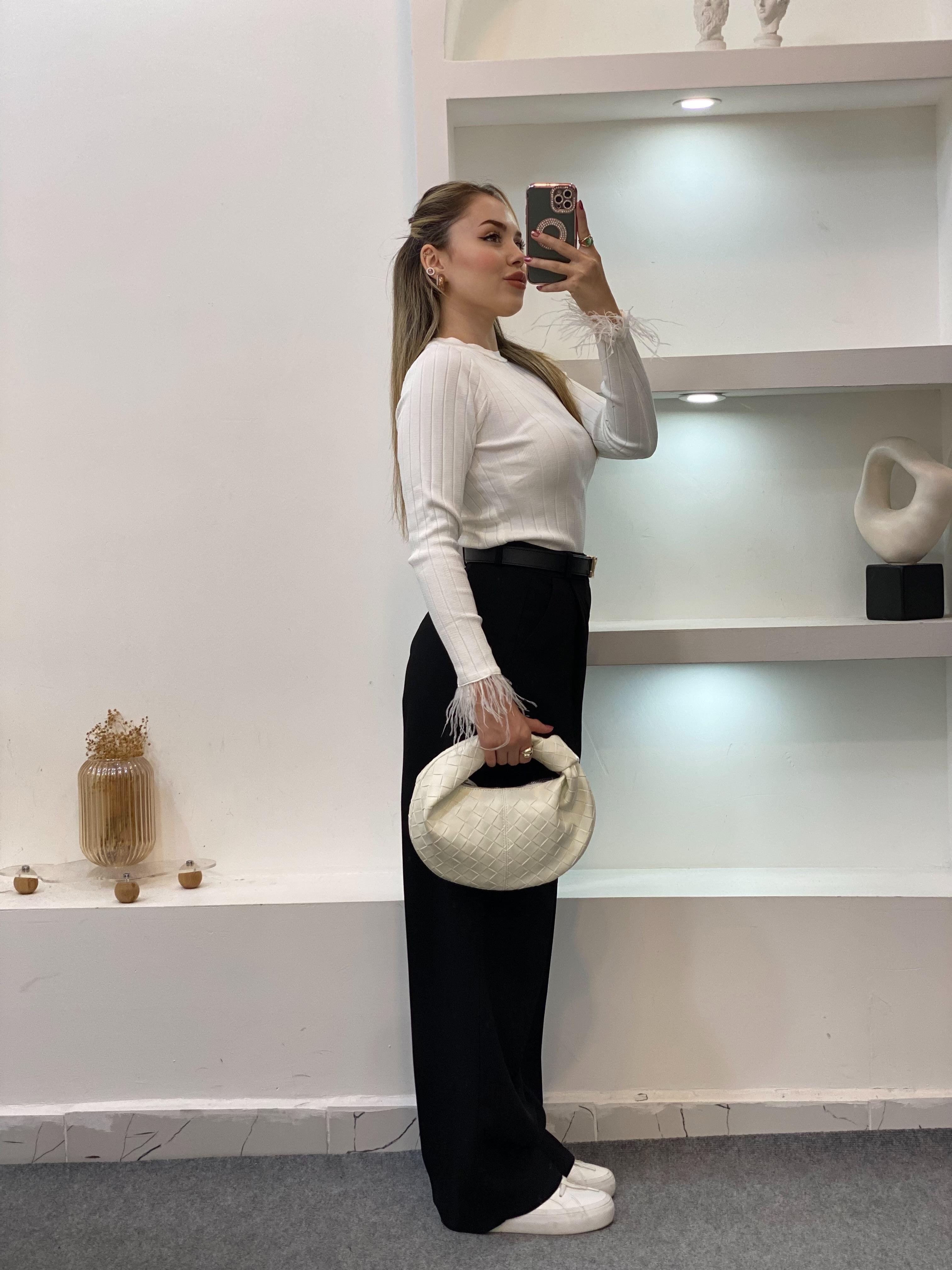 Beyaz Bilekleri Otrişli Model Triko Bluz