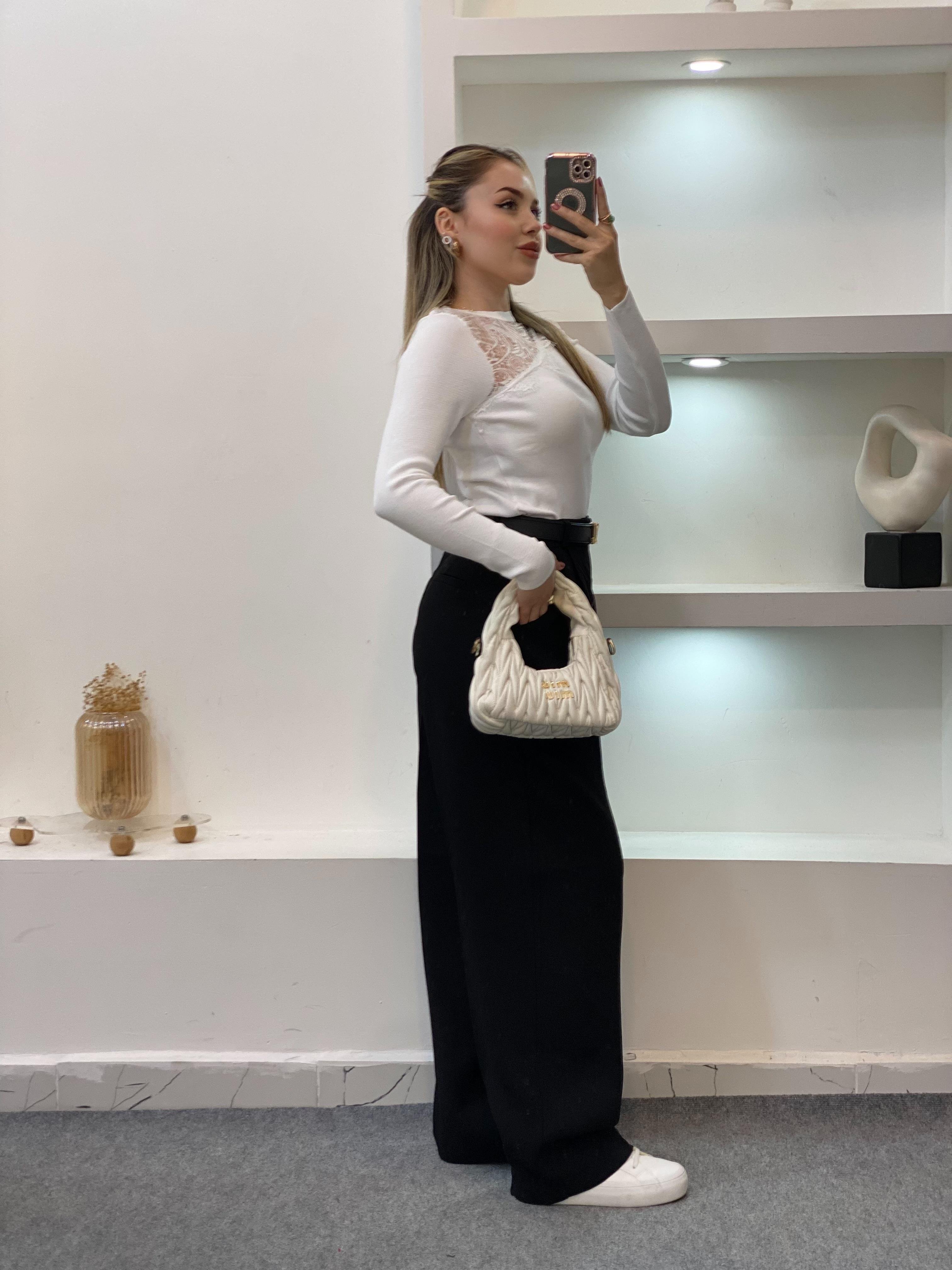 Beyaz Dantel Detaylı Triko Bluz