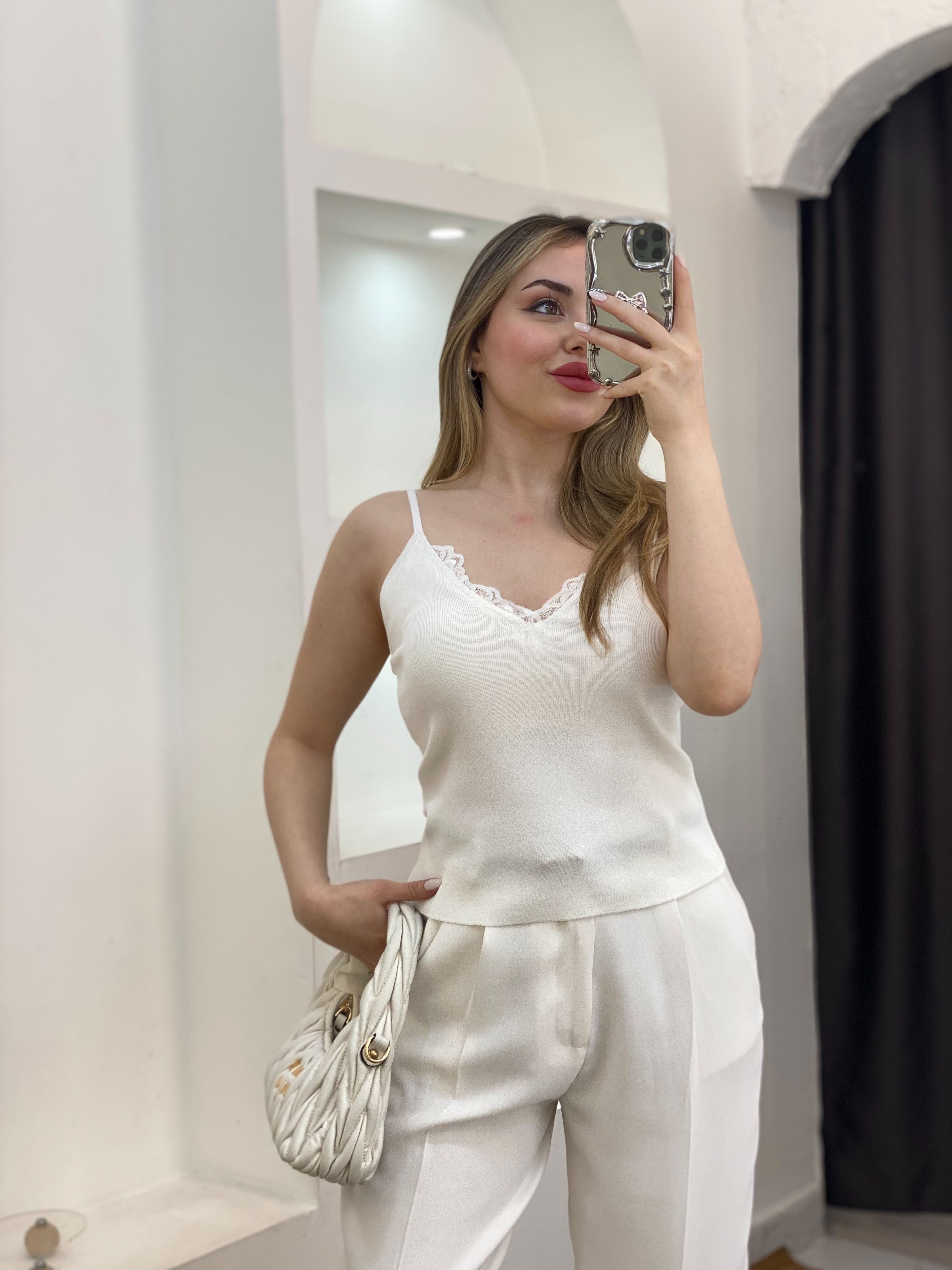 Beyaz Dantel Yaka Ayarlanabilir Askılı Triko Bluz