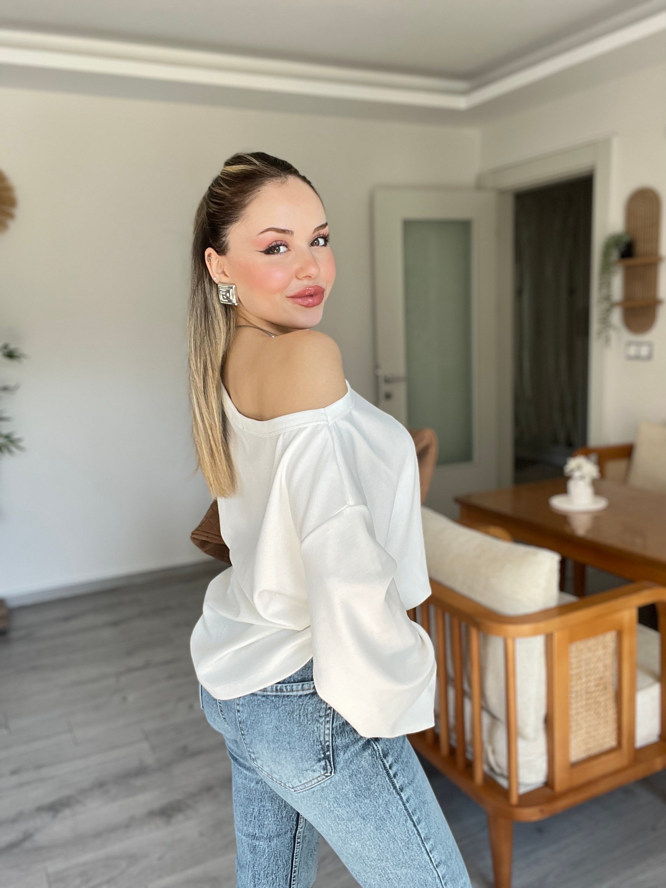 Beyaz Düşük Omuz Oversize Modal Bluz