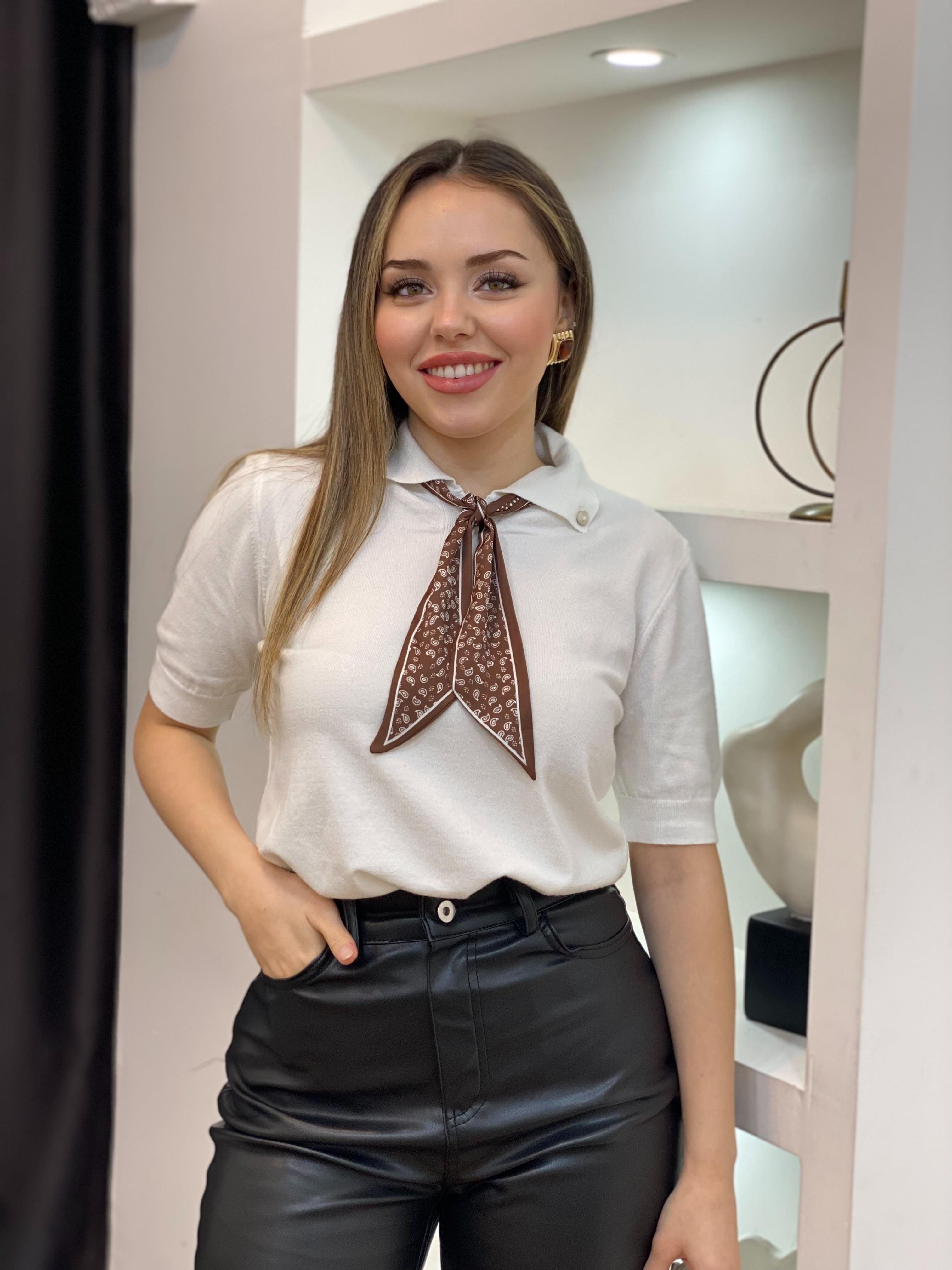 Beyaz Fularlı Polo Yaka Triko 
