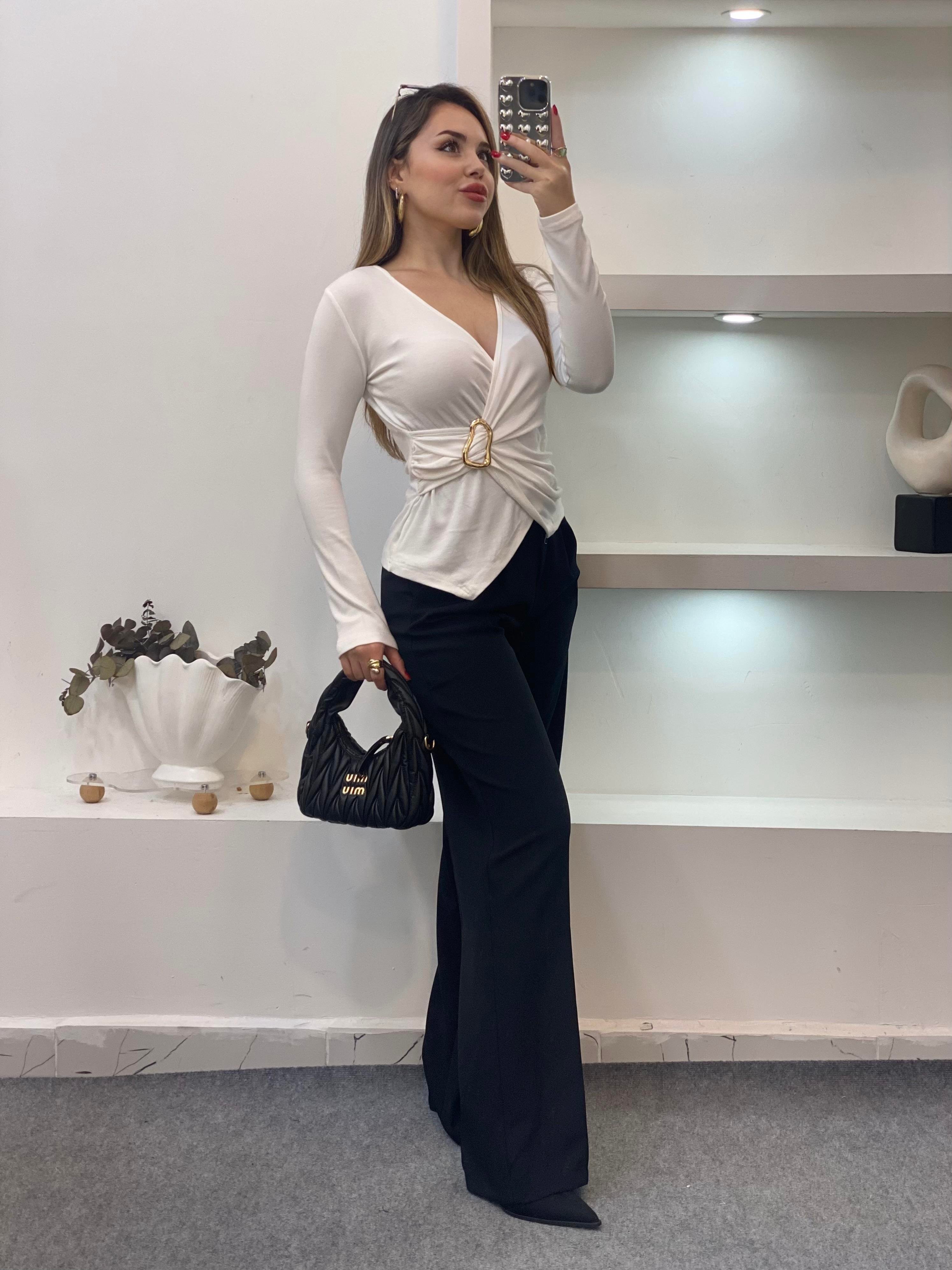 Beyaz Gold Broşlu Bluz