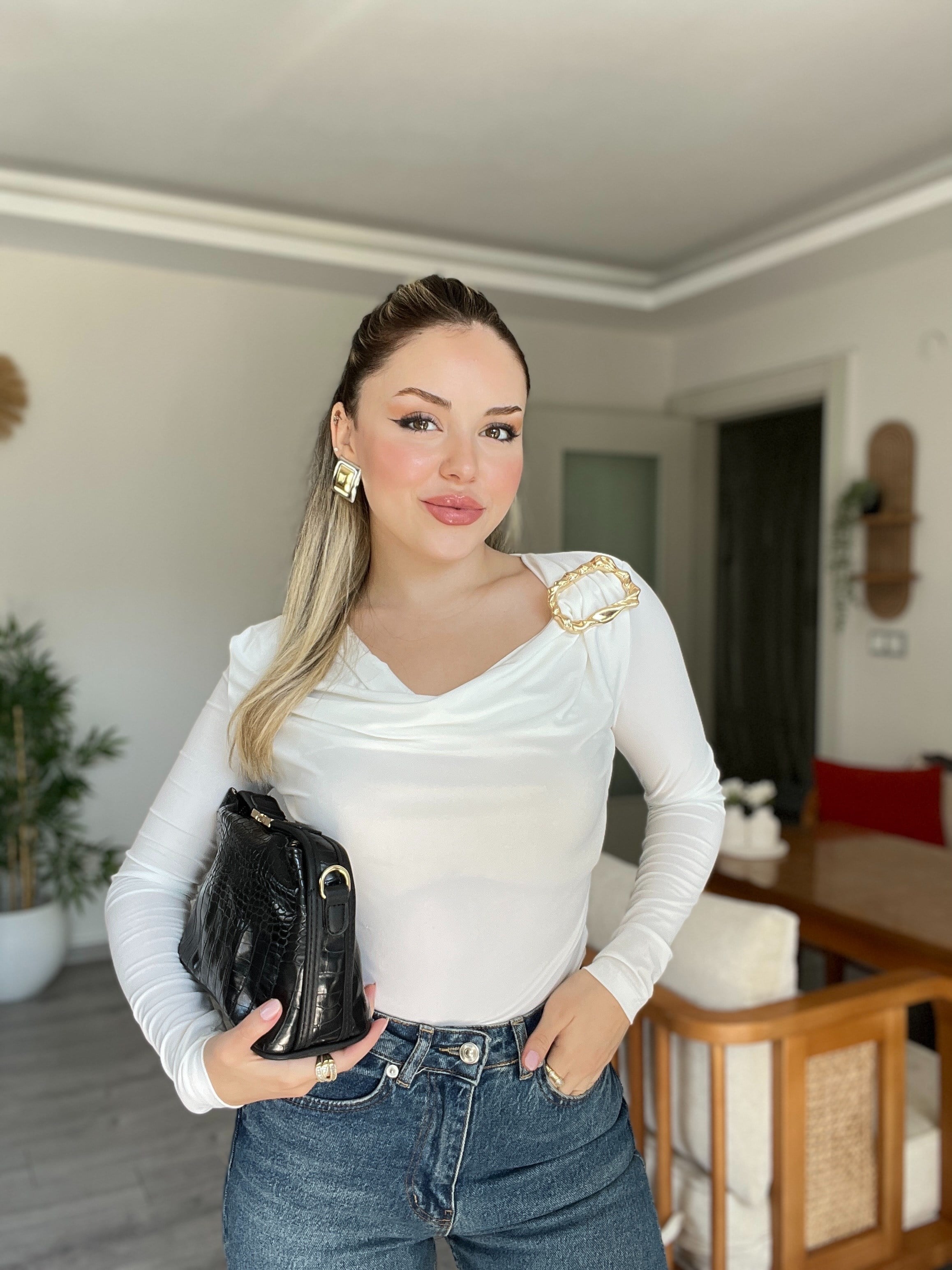Beyaz Gold Tokalı Degaje Yaka Bluz