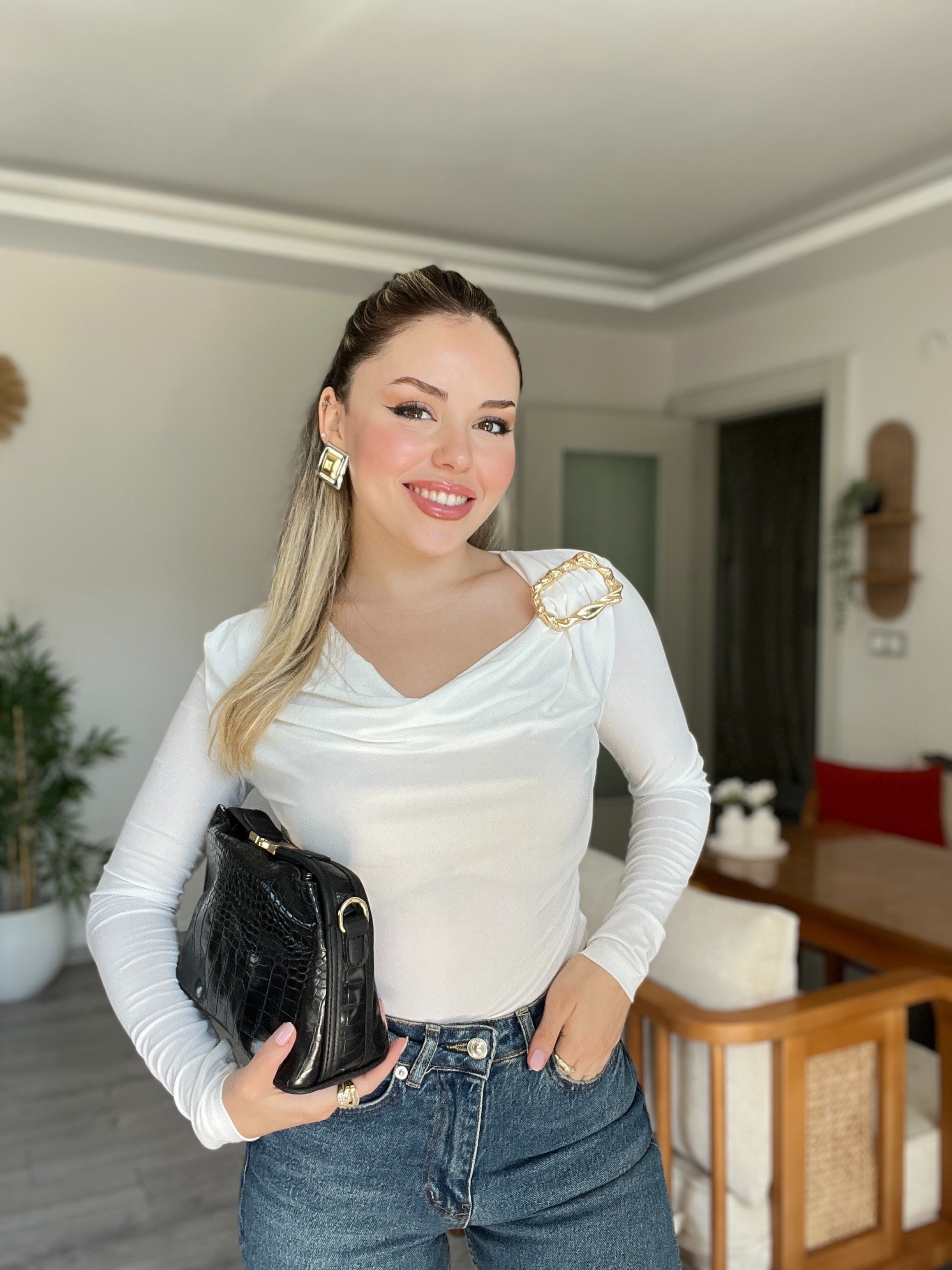 Beyaz Gold Tokalı Degaje Yaka Bluz