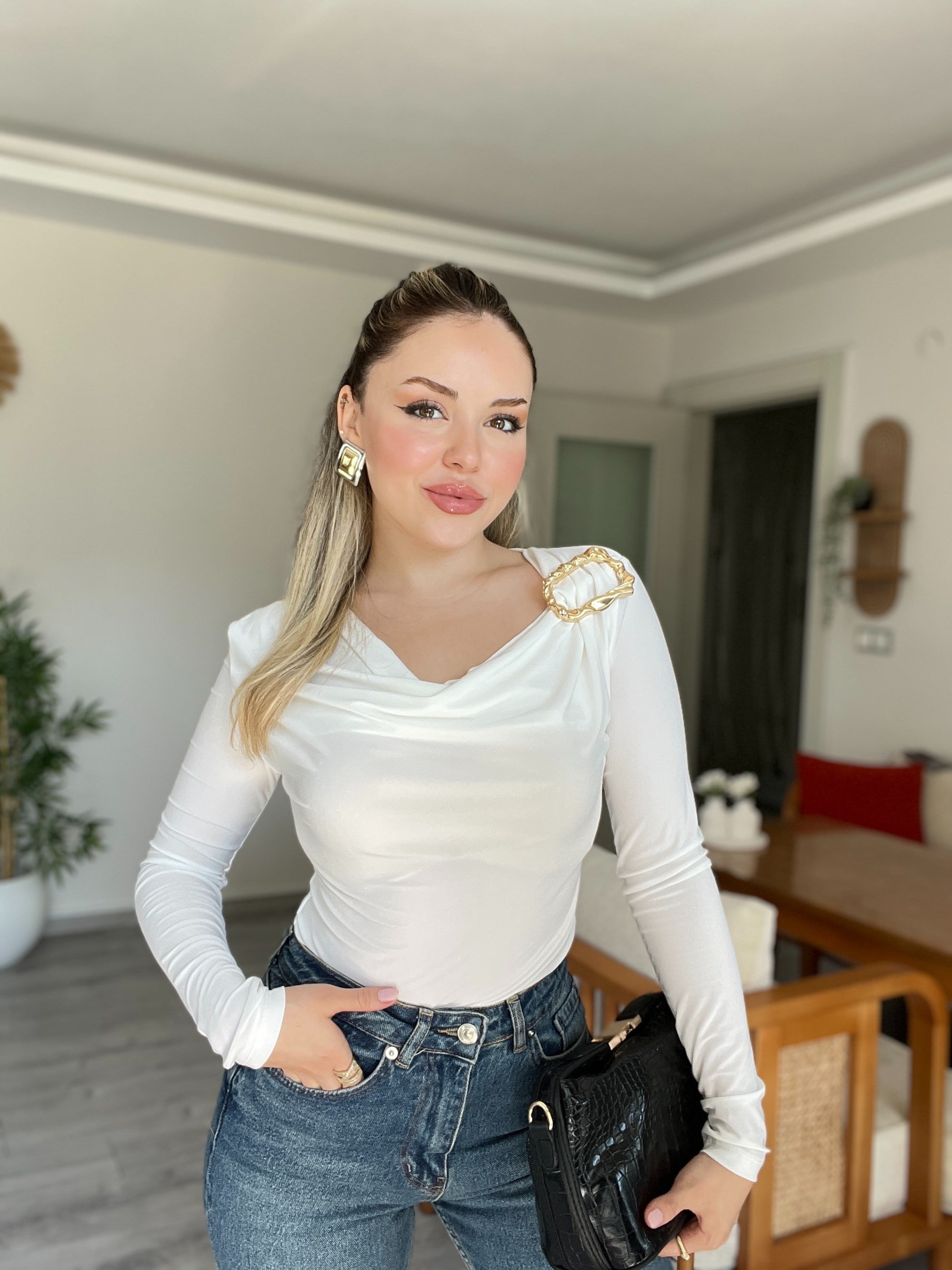 Beyaz Gold Tokalı Degaje Yaka Bluz