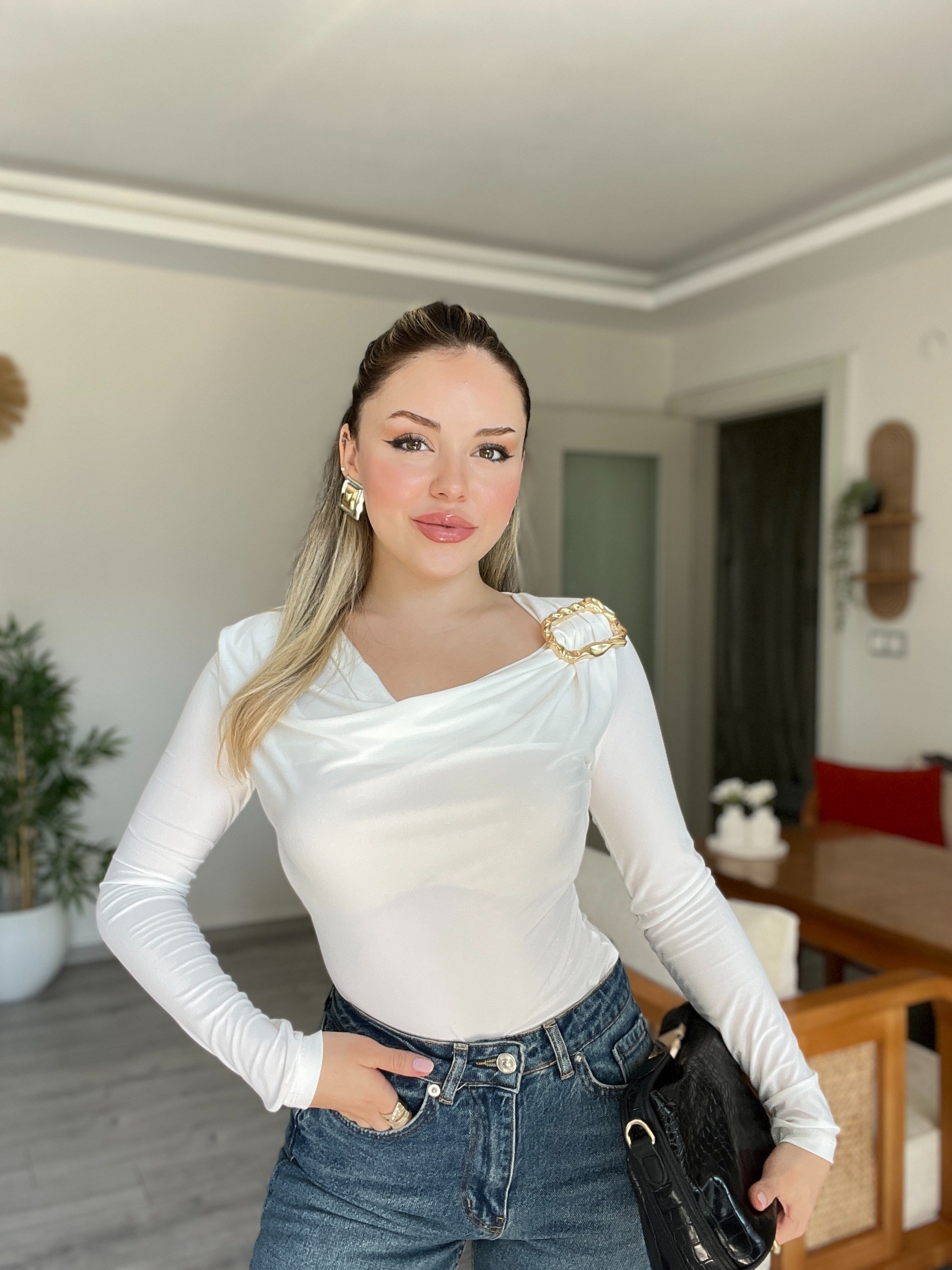 Beyaz Gold Tokalı Degaje Yaka Bluz